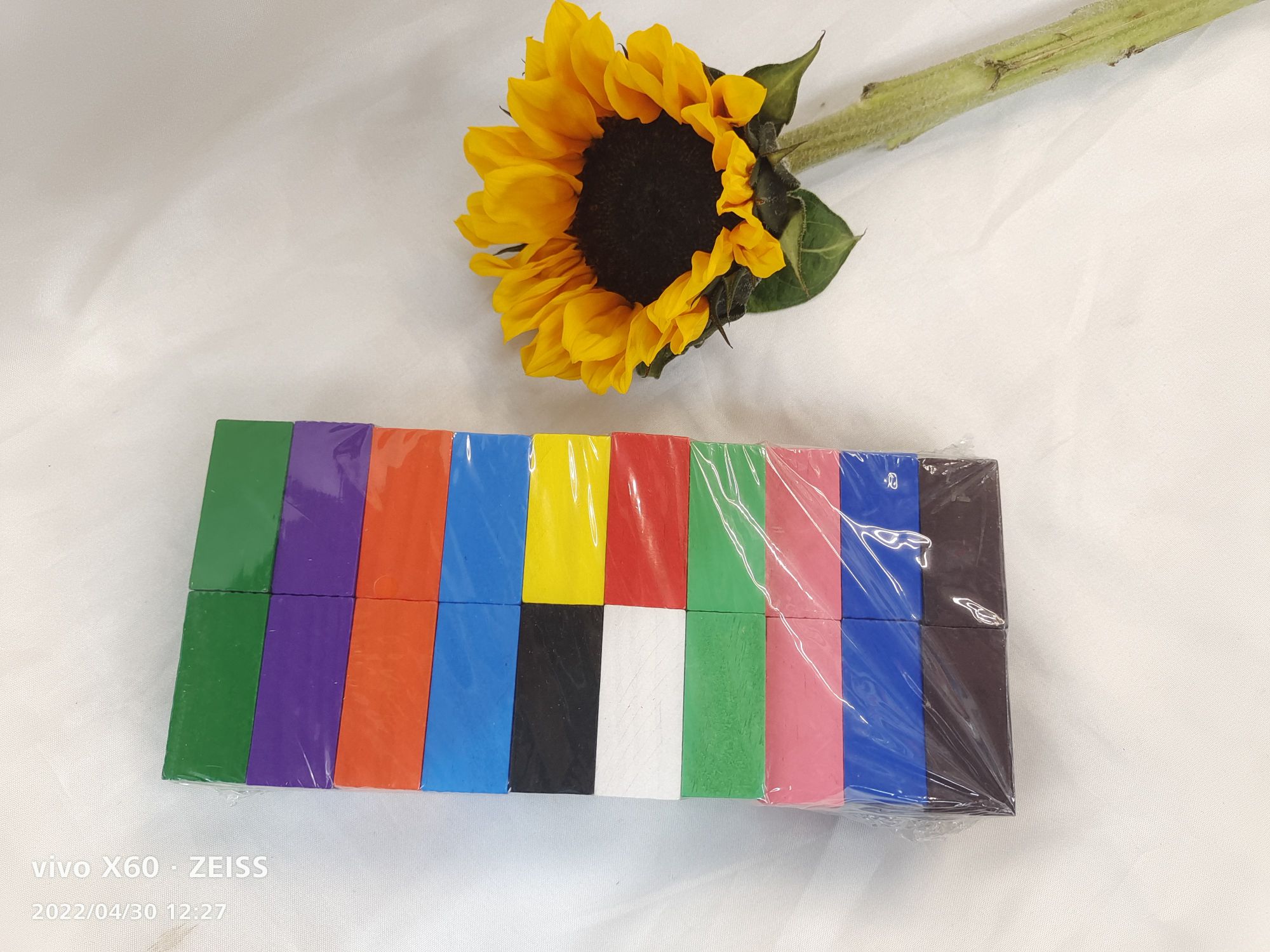 Early education and intelligence teaching AIDS: Colorful dominoes for children