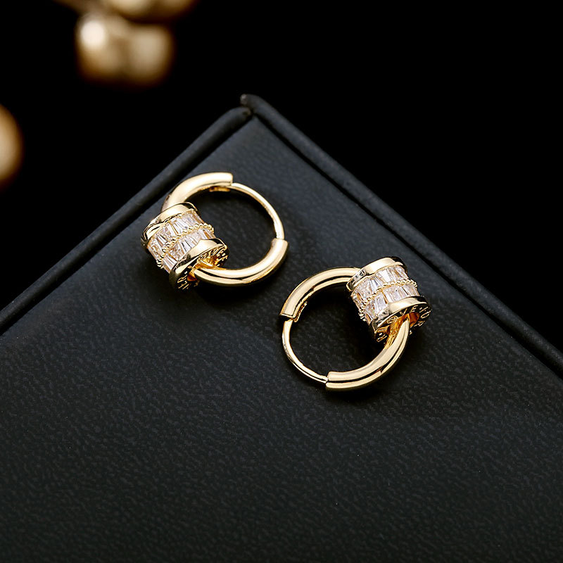 New trendy and high-end earrings for women, small, simple and niche design sense, zircon dynamic rotating ring ear buckles
