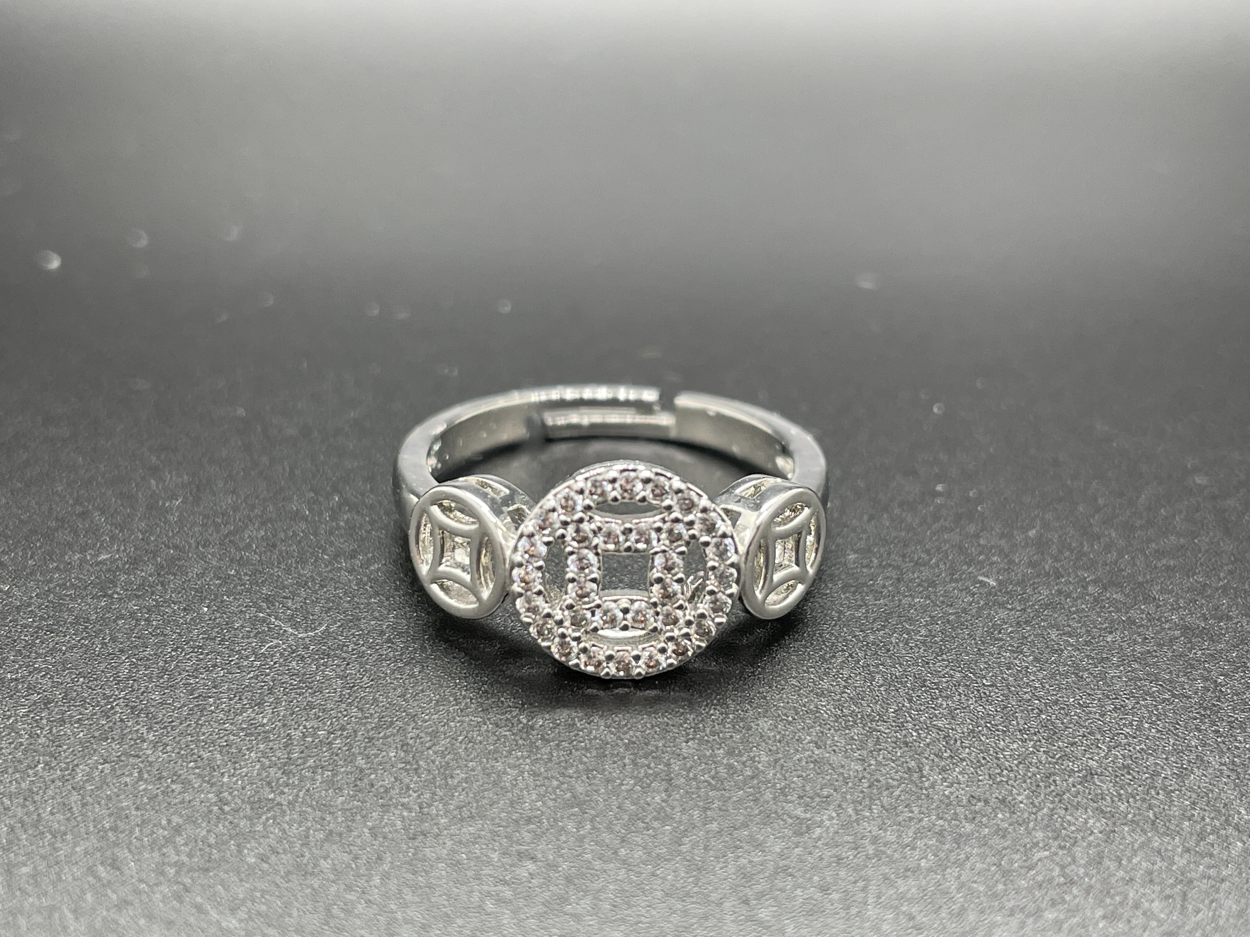 A fashionable copper coin ring with an open index finger
