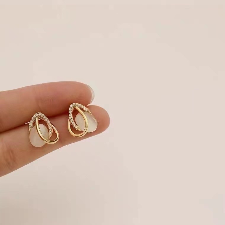 New fashionable, trendy, high-end, elegant and versatile classic diamond cat-eye heart-shaped stud earrings