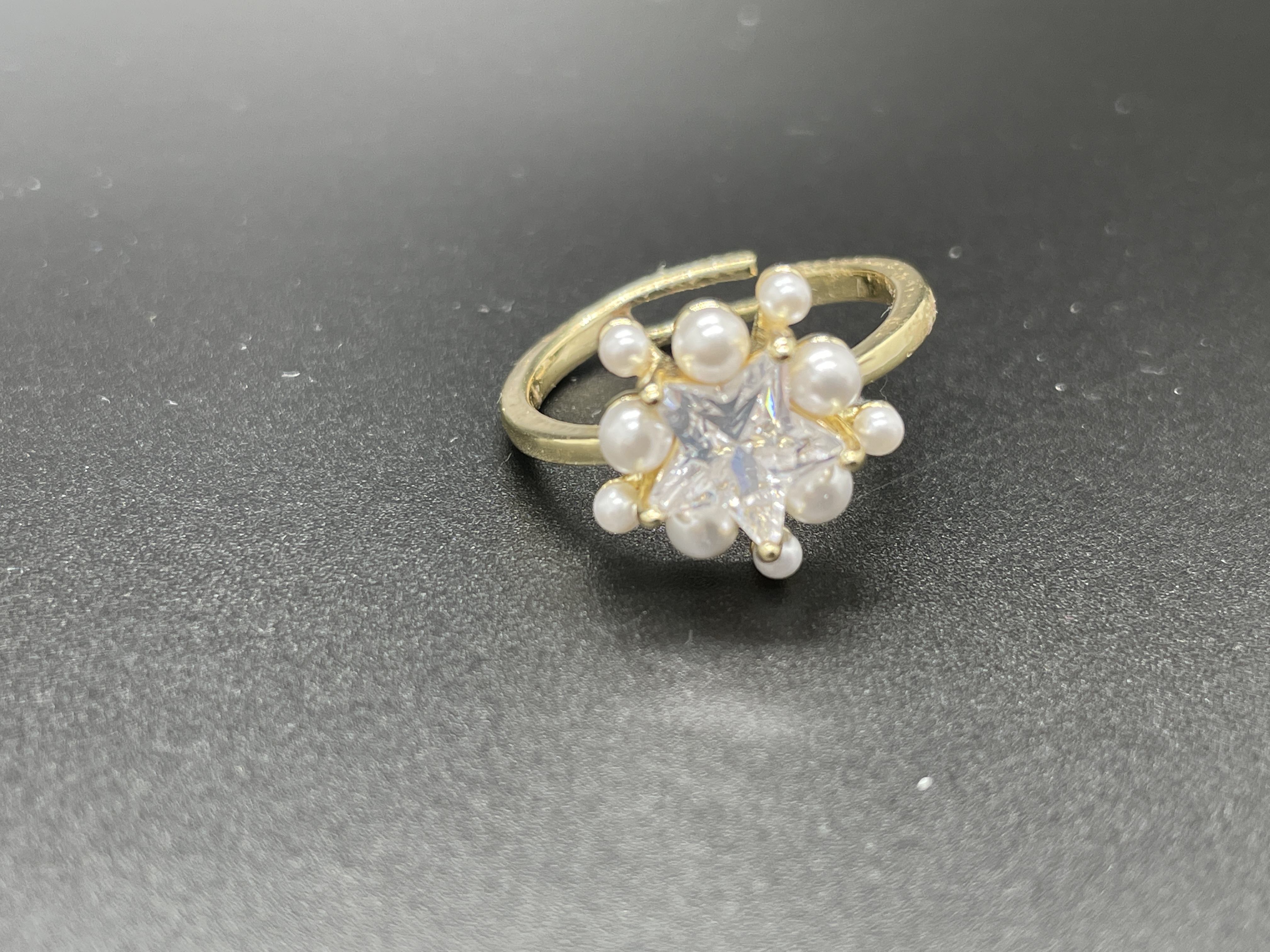 Romantic flower-shaped pearl gemstone ring