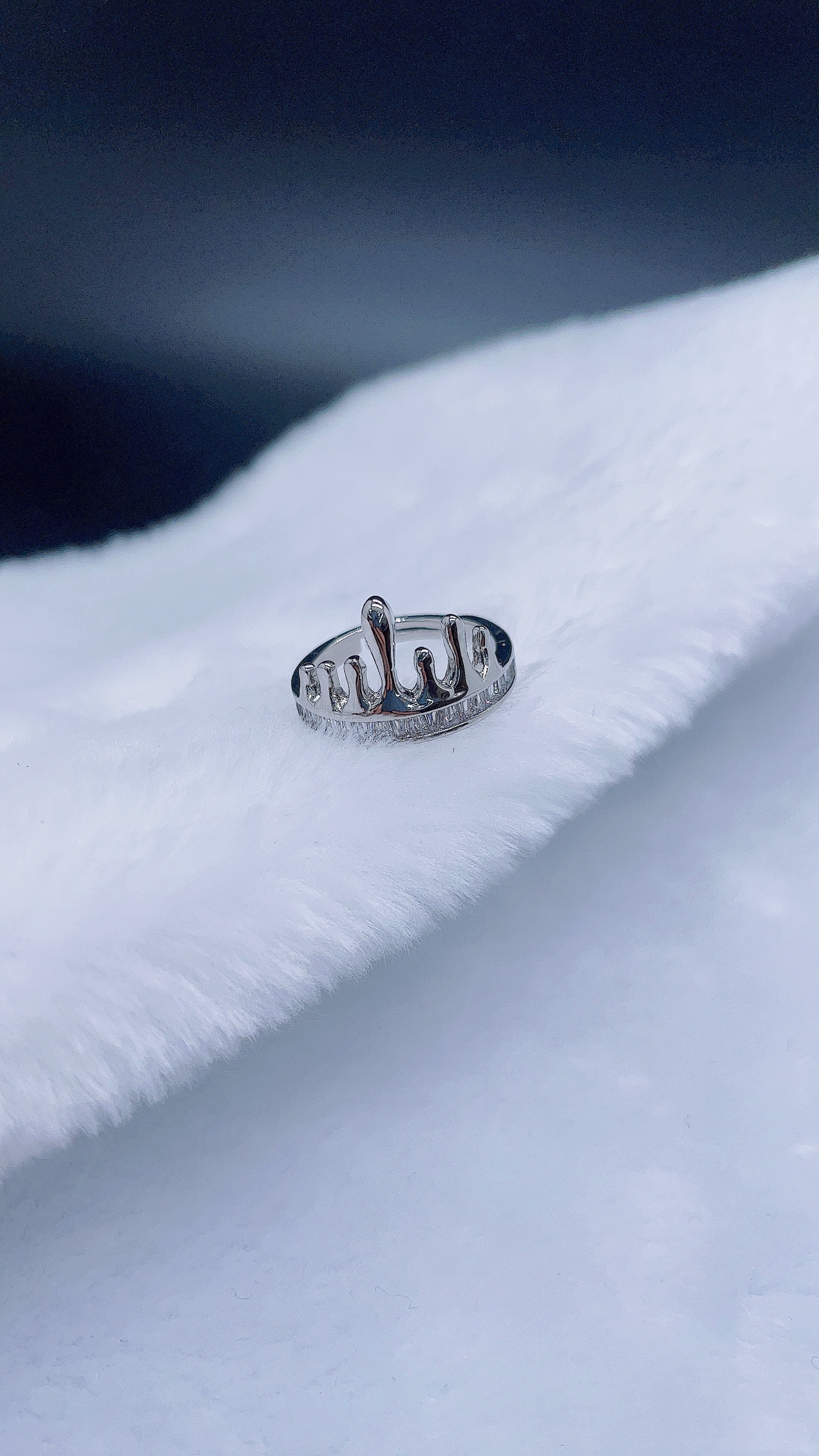 A fashionable and individual square zirconia crown with an open copper ring, slightly inlaid with real gold details Picture