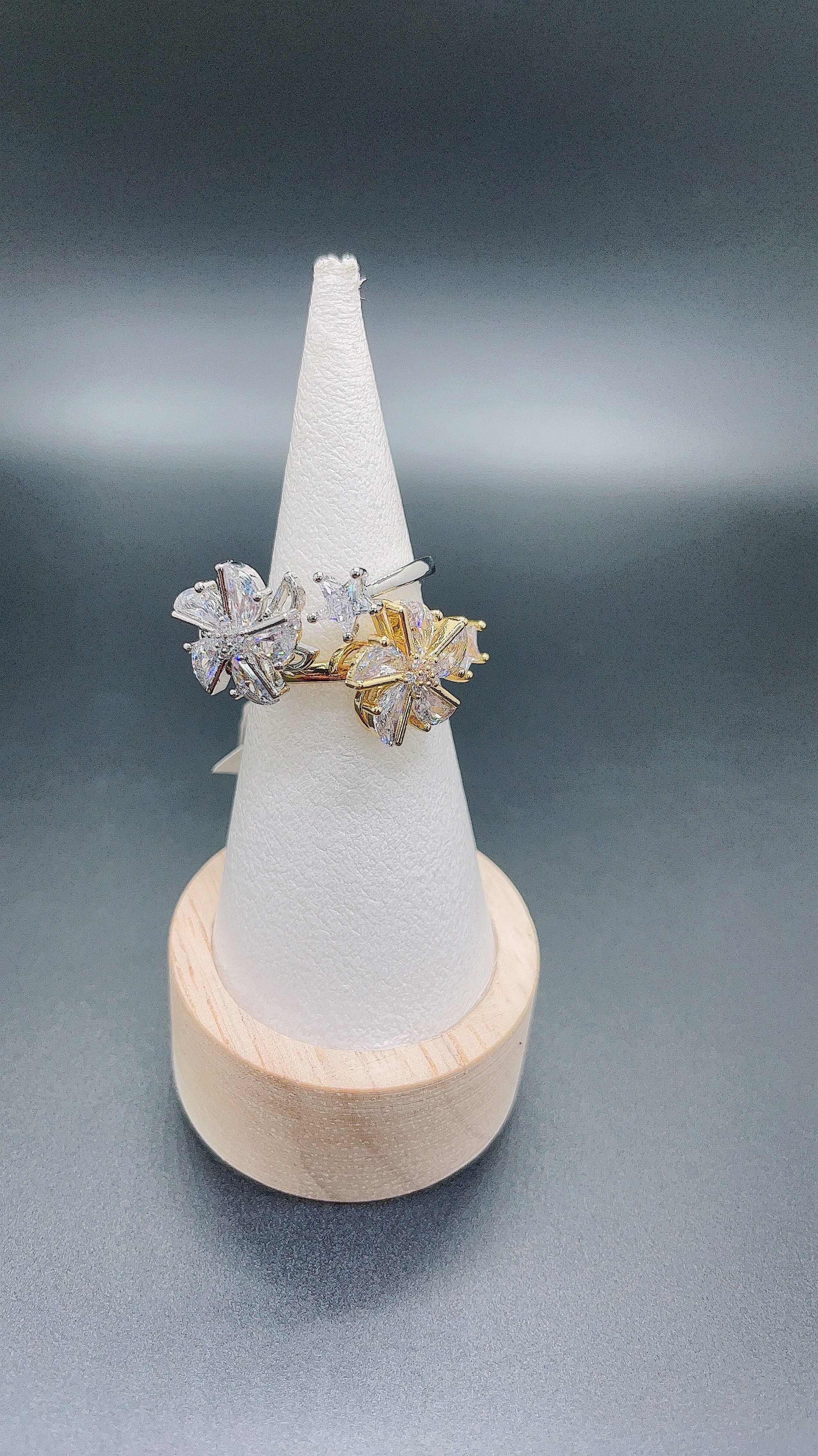 A fashionable and trendy women's ring with adjustable openings, featuring a rotating zircon windmill with real gold plating Specification image