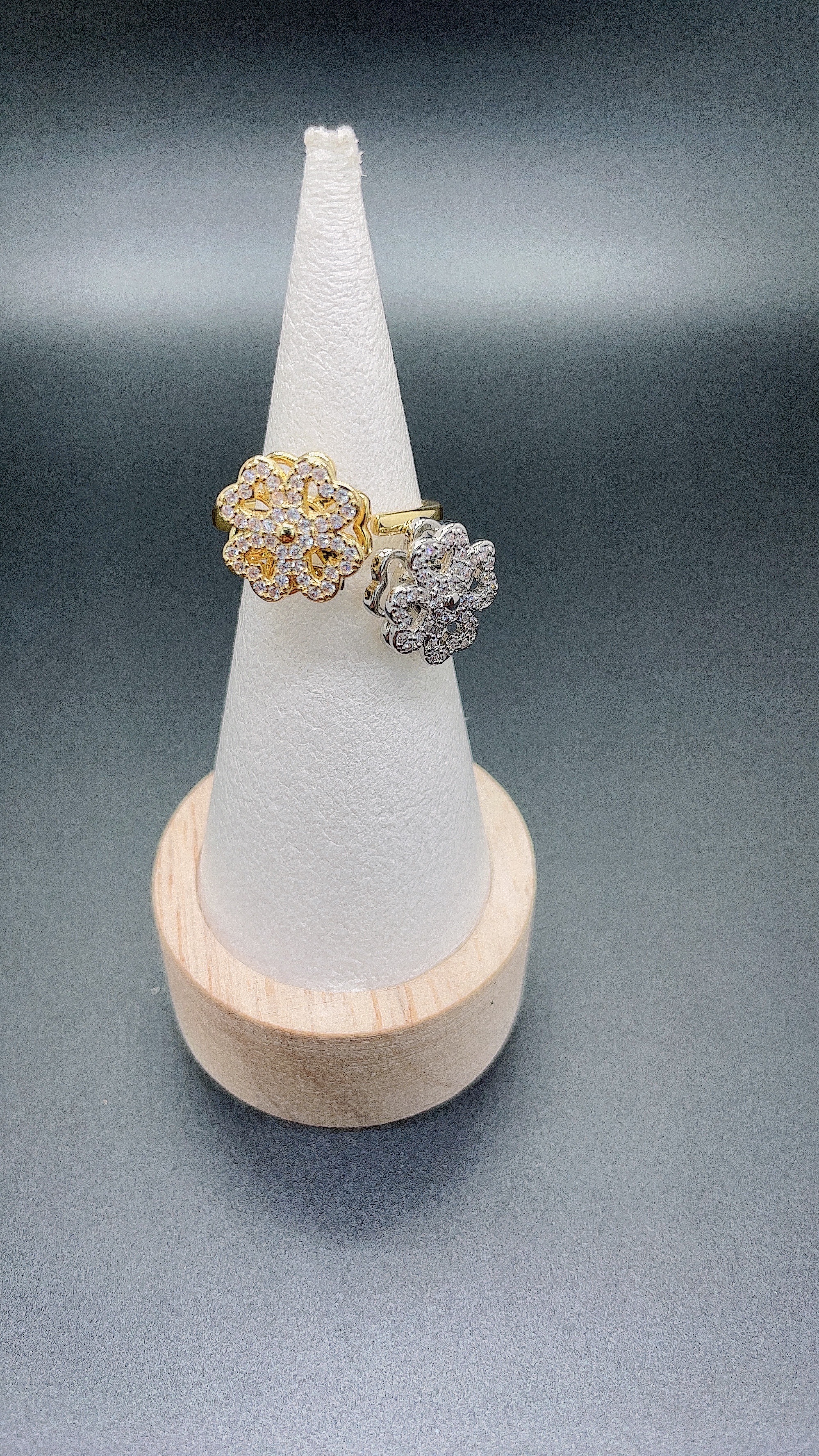 Flower-rotating gold-plated with real gold and slightly set with small small diamonds, zircon, high-end style, ins fashion trend open copper ring Application Scenario