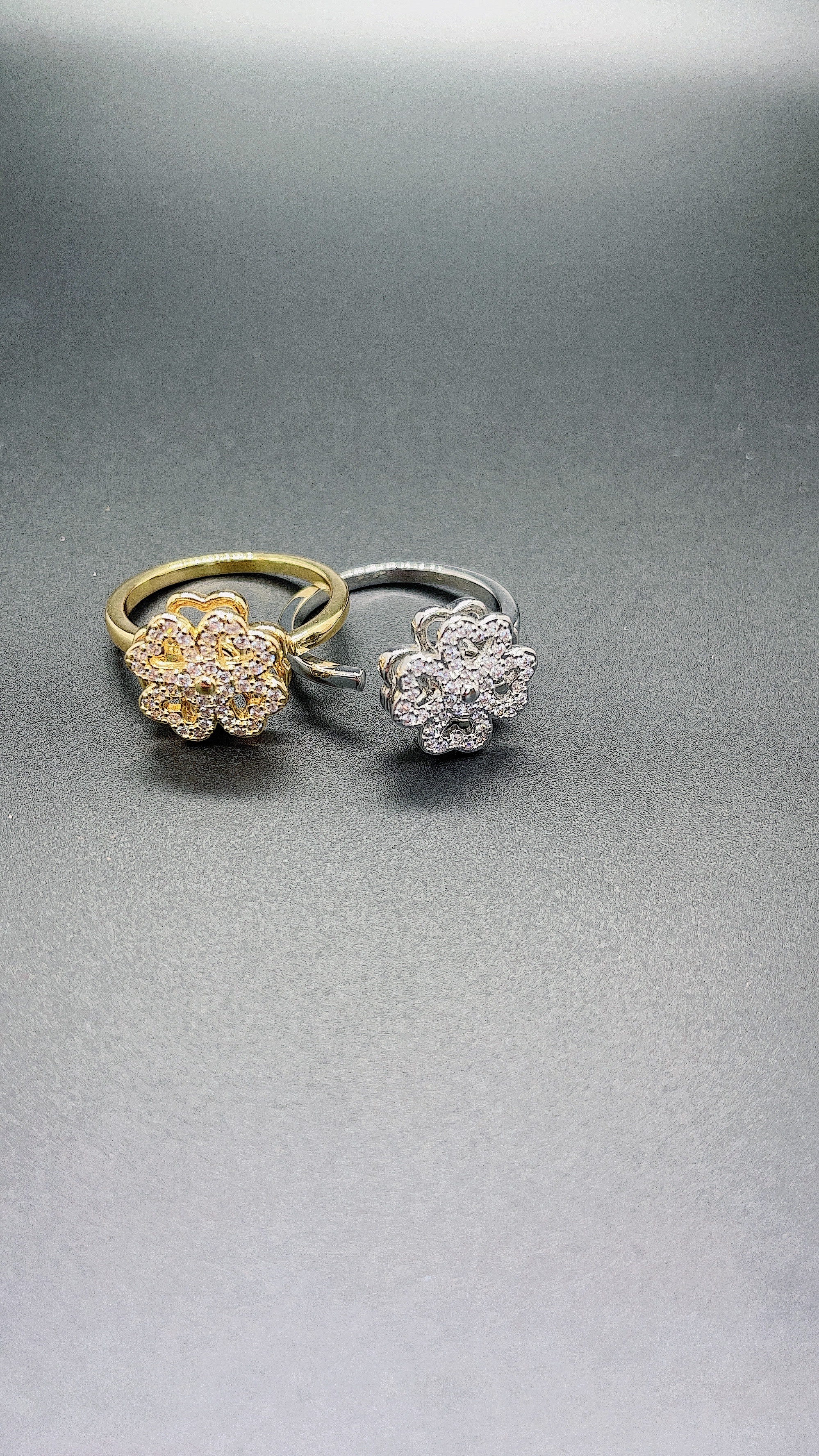 Flower-rotating gold-plated with real gold and slightly set with small small diamonds, zircon, high-end style, ins fashion trend open copper ring Specification image