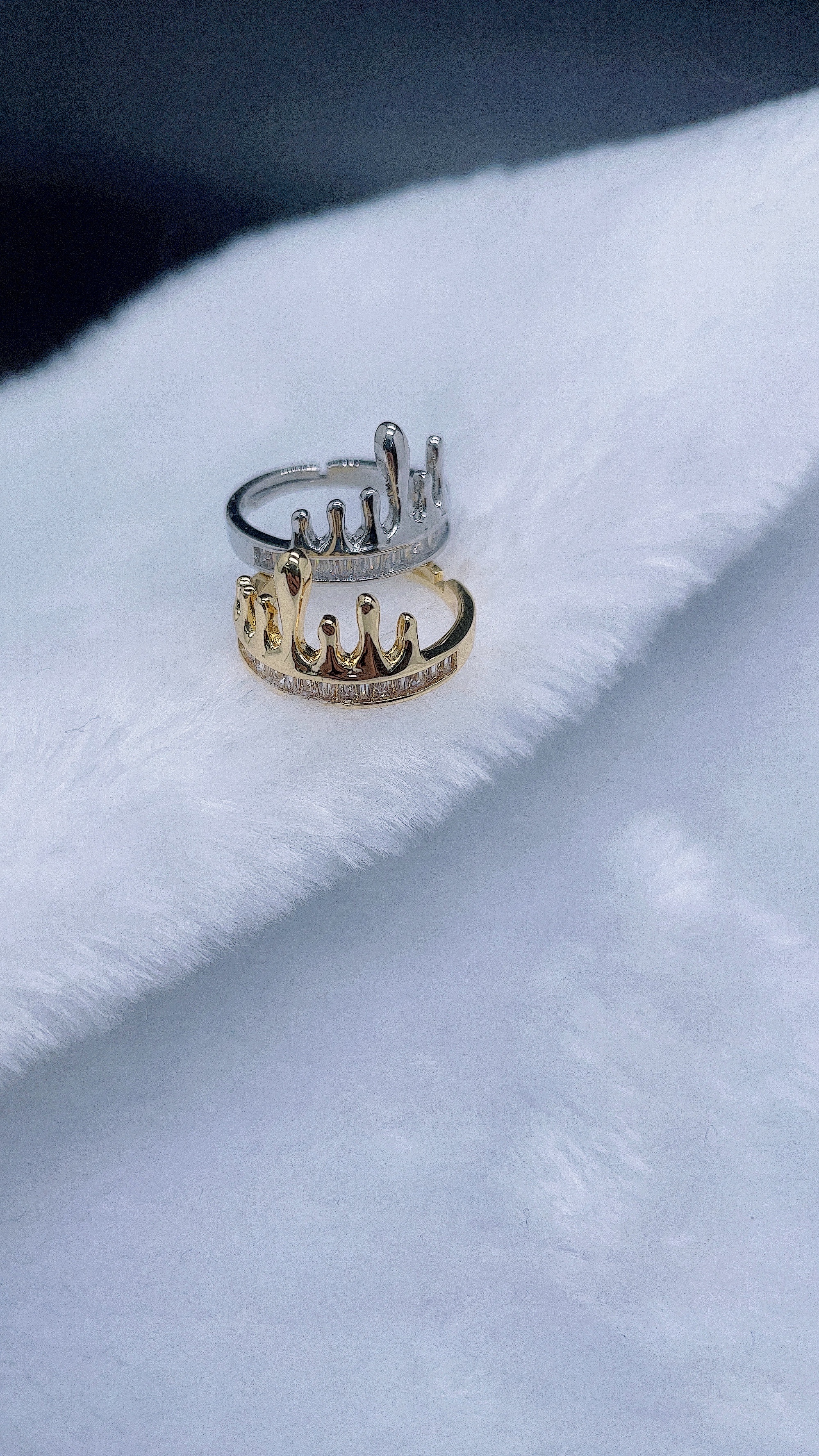 A fashionable and individual square zirconia crown with an open copper ring, slightly inlaid with real gold Application Scenario