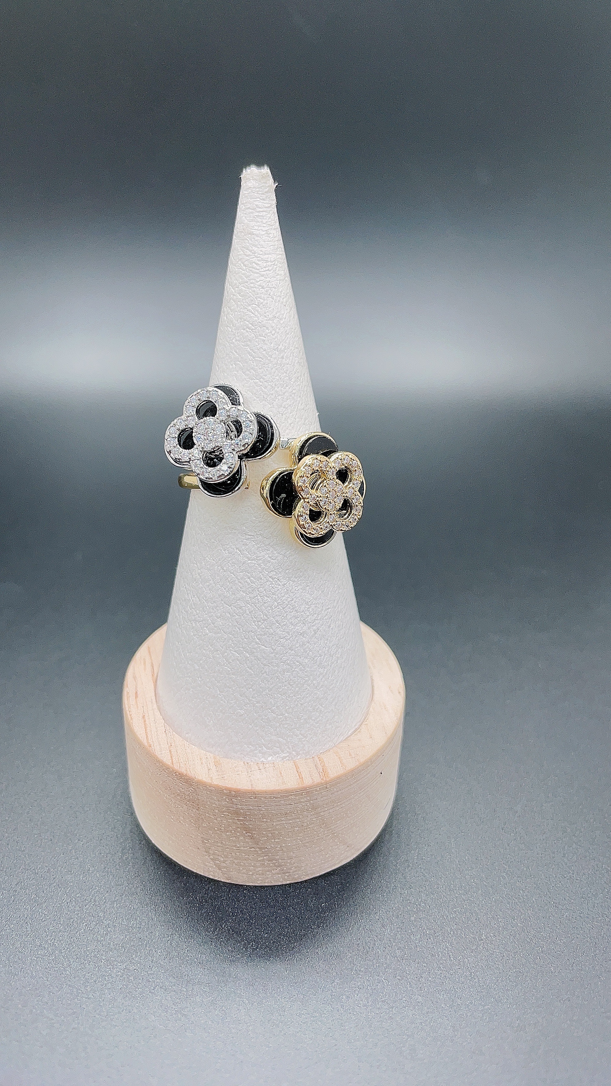 Hollow double-layered flower 🌼 rotating ring gilded with real gold and slightly inlaid with small diamonds zircon oil drip ring for women Application Scenario