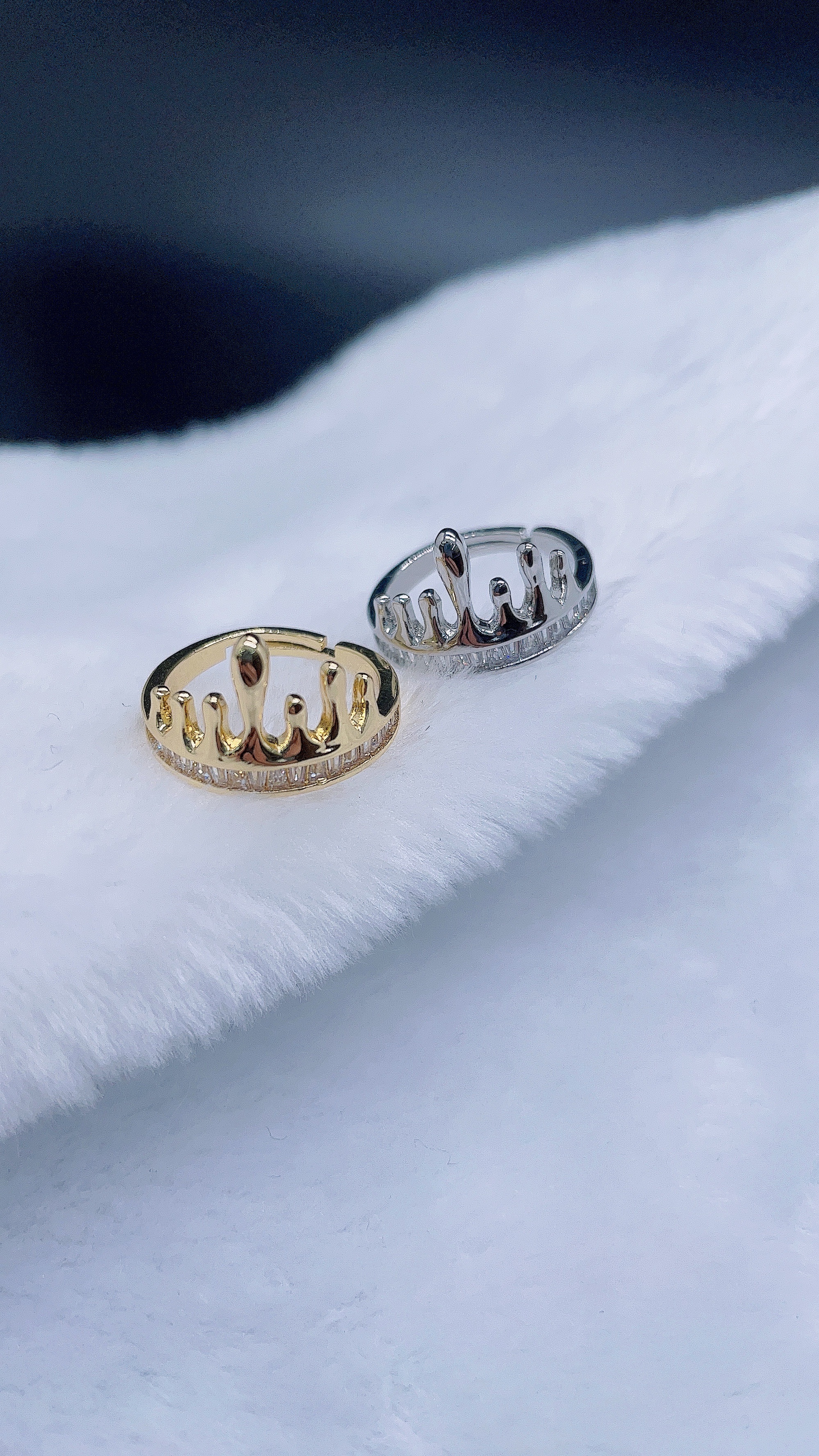 A fashionable and individual square zirconia crown with an open copper ring, slightly inlaid with real gold Specification image
