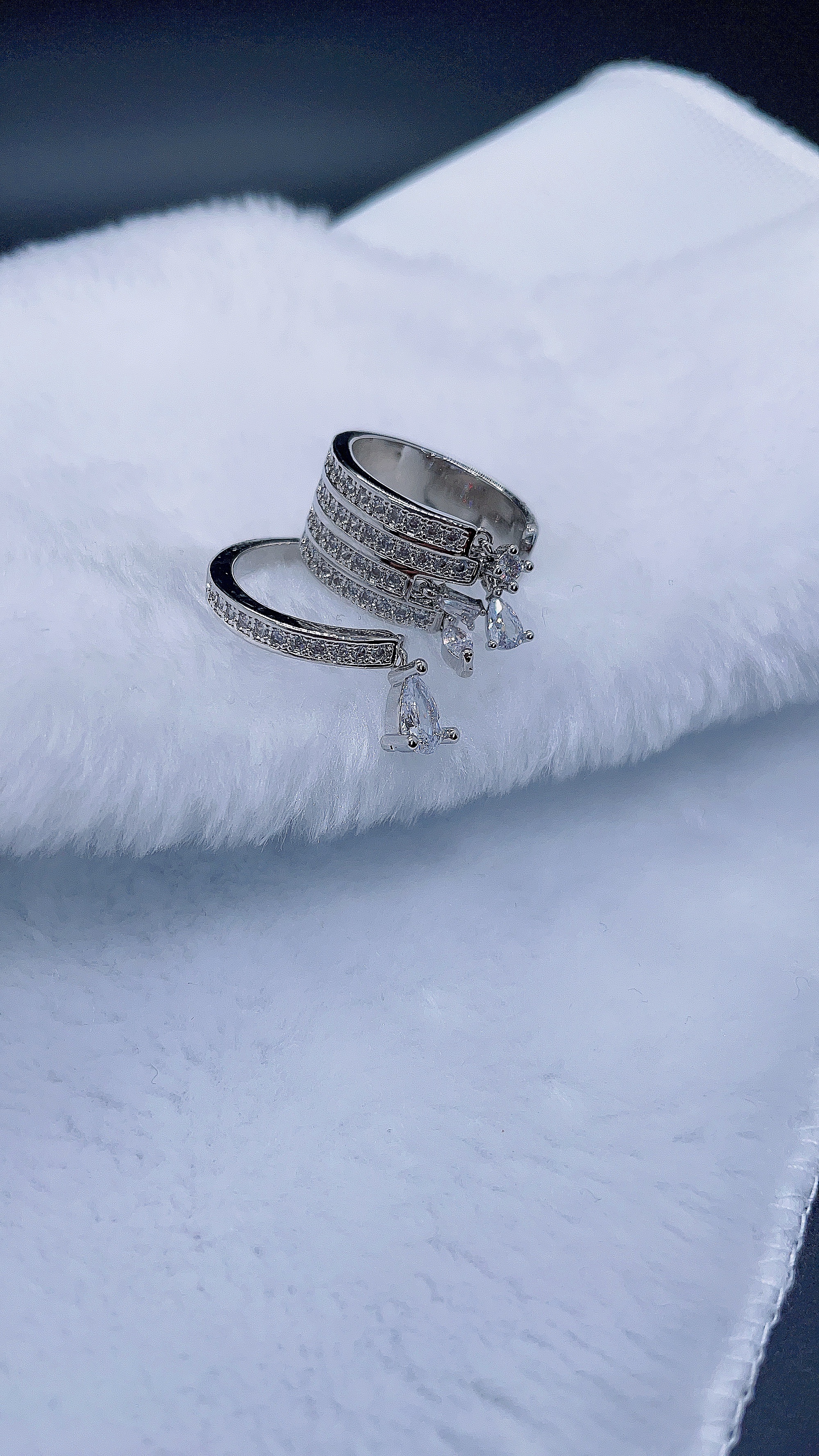A fashionable copper ring with double-layer separable tassels, water drop micro-inlaid zircon openings details Picture