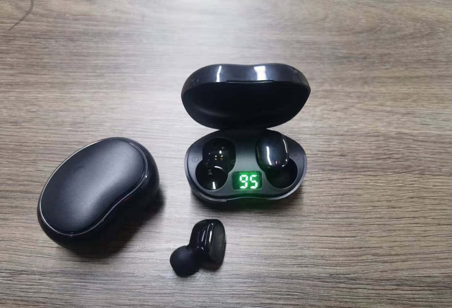 The E8S wireless Bluetooth headphones feature digital battery level display and are suitable for both men and women when playing games or listening to music pic 7