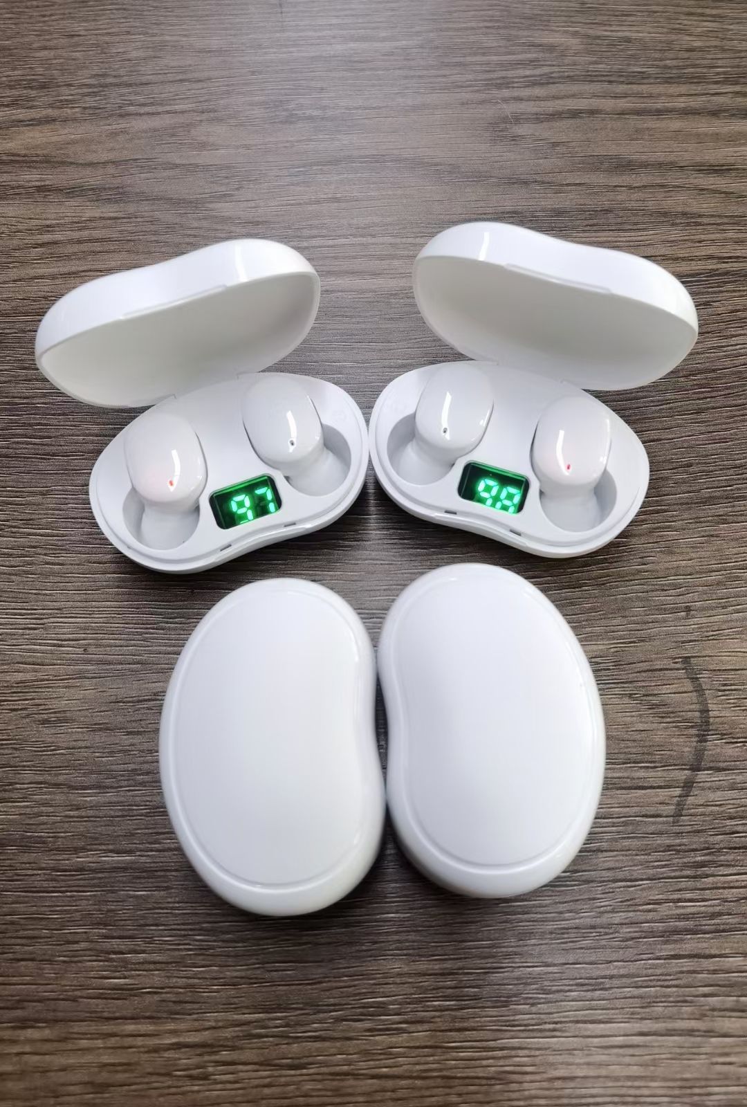 The E8S wireless Bluetooth headphones feature digital battery level display and are suitable for both men and women when playing games or listening to music Application Scenario
