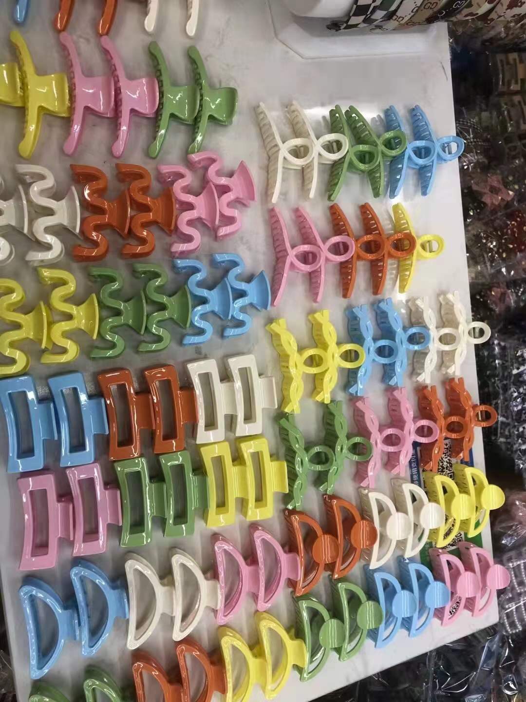 Gentle autumn and winter, milk coffee-colored grippers, cross-hollowed-out hair grippers, hair clips, hair volume, multi-claw hair accessories, shark clips Application Scenario