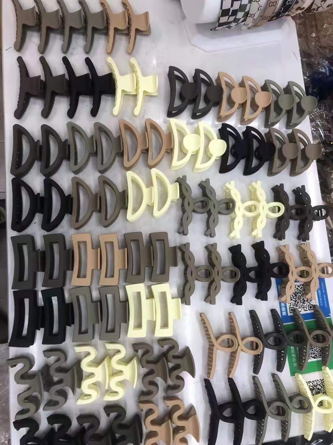 Gentle autumn and winter, milk coffee-colored grippers, cross-hollowed-out hair grippers, hair clips, hair volume, multi-claw hair accessories, shark clips Item Picture