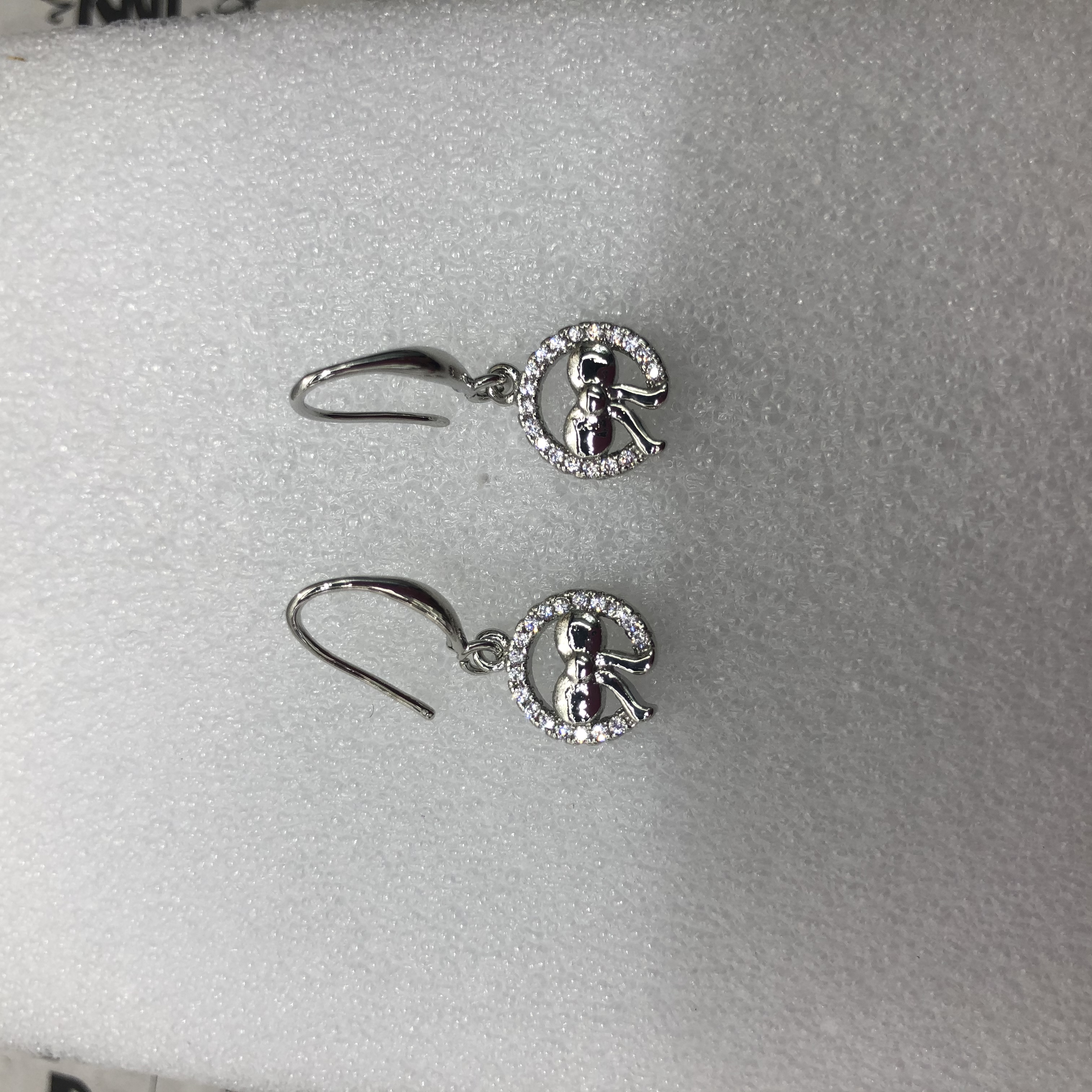 A classic, fashionable and versatile high-end pendant with zircon inlaid ear hooks and bow earrings