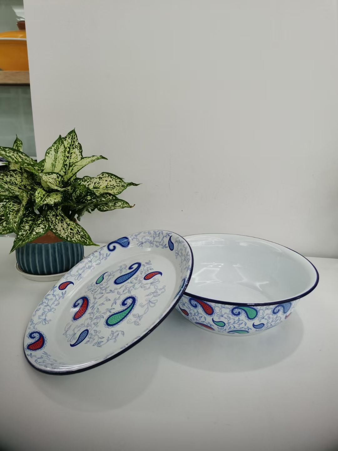 Enamel covered basin detail image 3