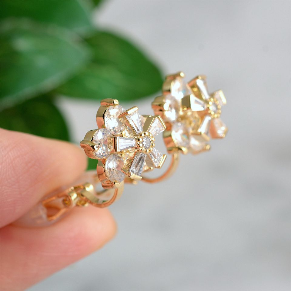 The design is full of zircon flowers, with no holes in the ear clips. It's a Korean version of super ethereal INS, cool and stylish earrings details Picture