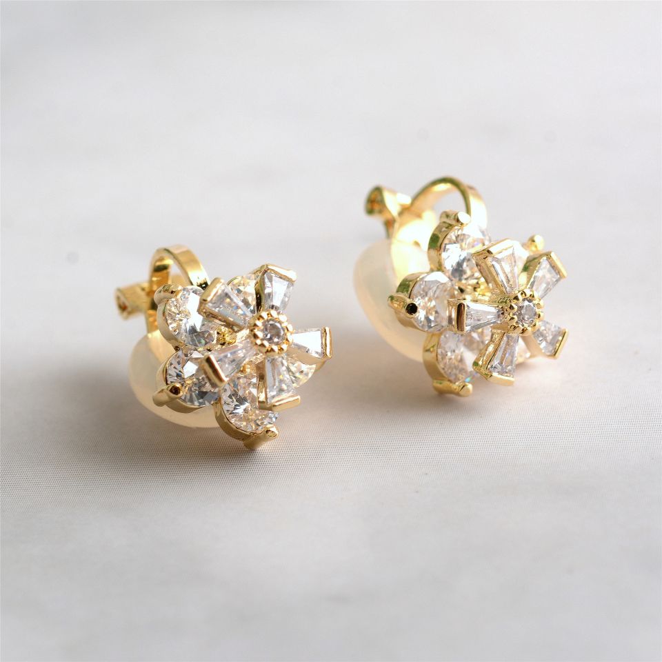 The design is full of zircon flowers, with no holes in the ear clips. It's a Korean version of super ethereal INS, cool and stylish earrings Application Scenario