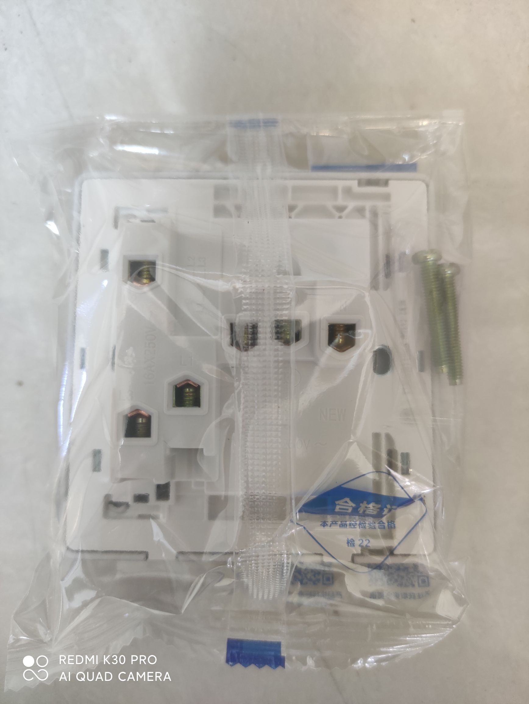 Chint 2C white with five holes in one opening details Picture