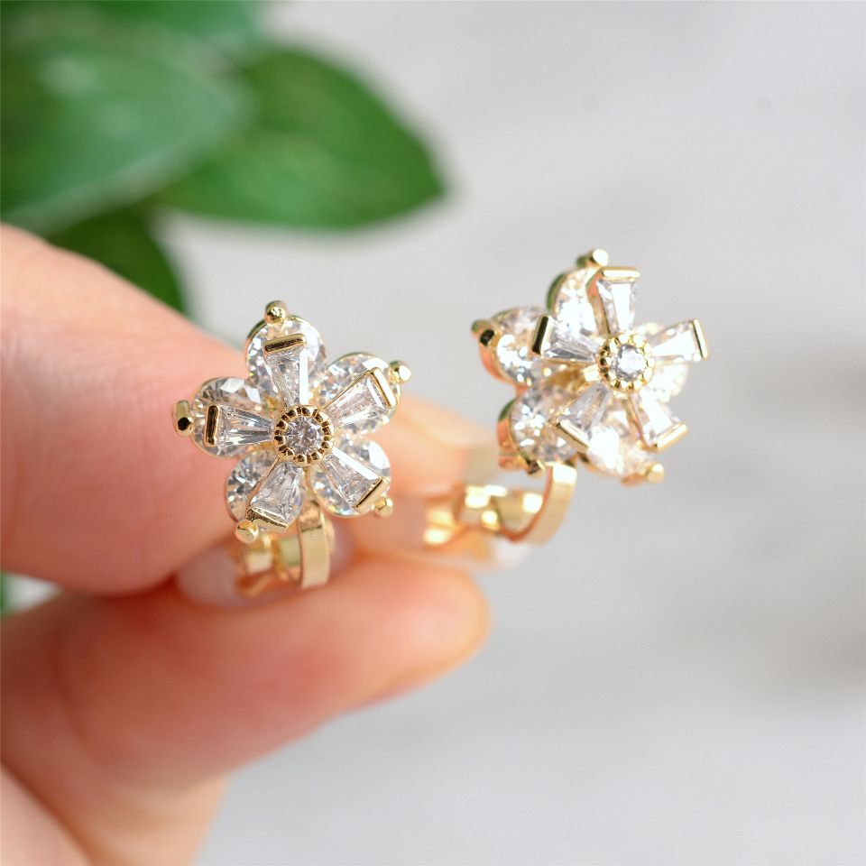 The design is full of zircon flowers, with no holes in the ear clips. It's a Korean version of super ethereal INS, cool and stylish earrings