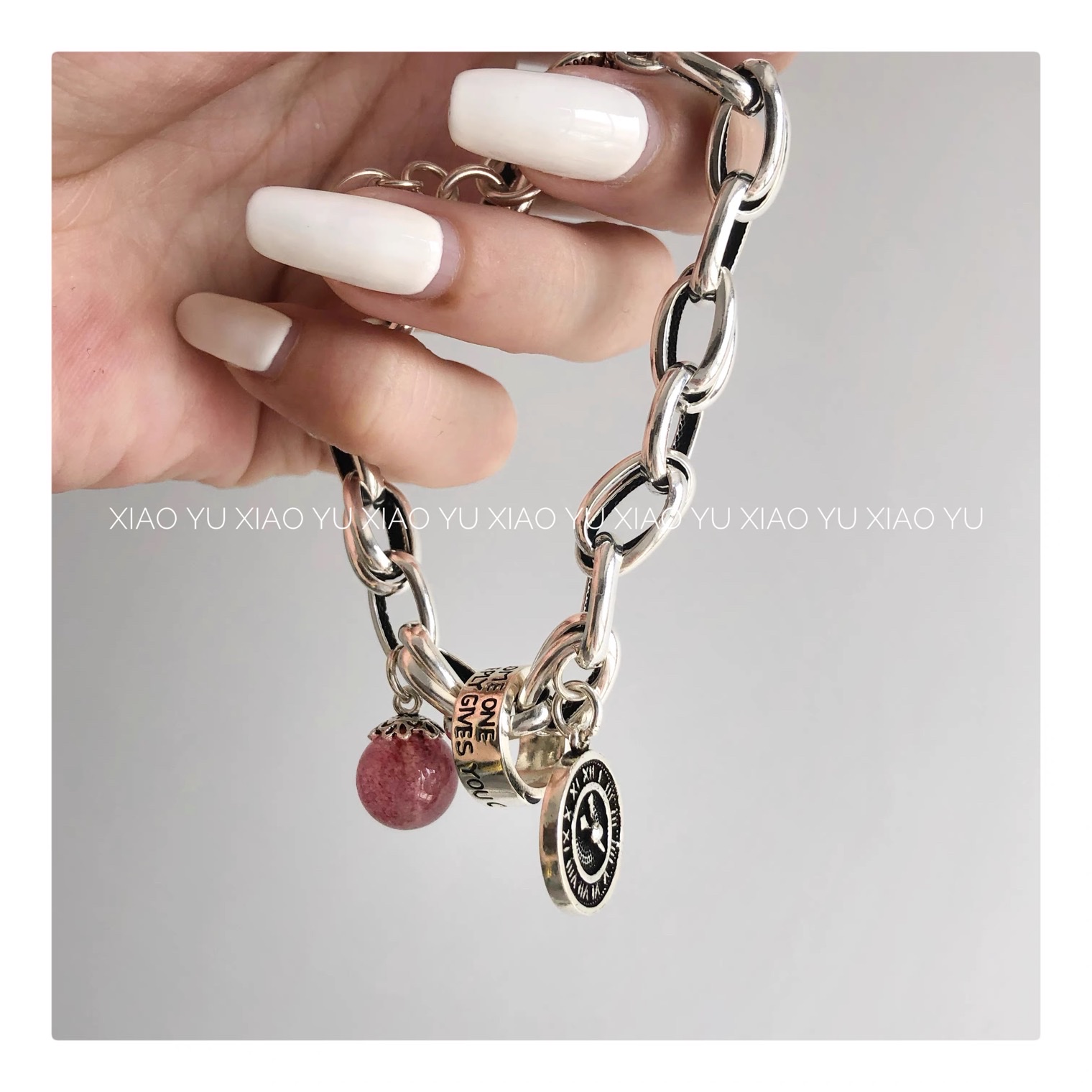 The New Year's Heavy Industry 925 sterling silver retro Thai silver strawberry crystal clock round plate fashionable women's 073 bracelet is interlocked