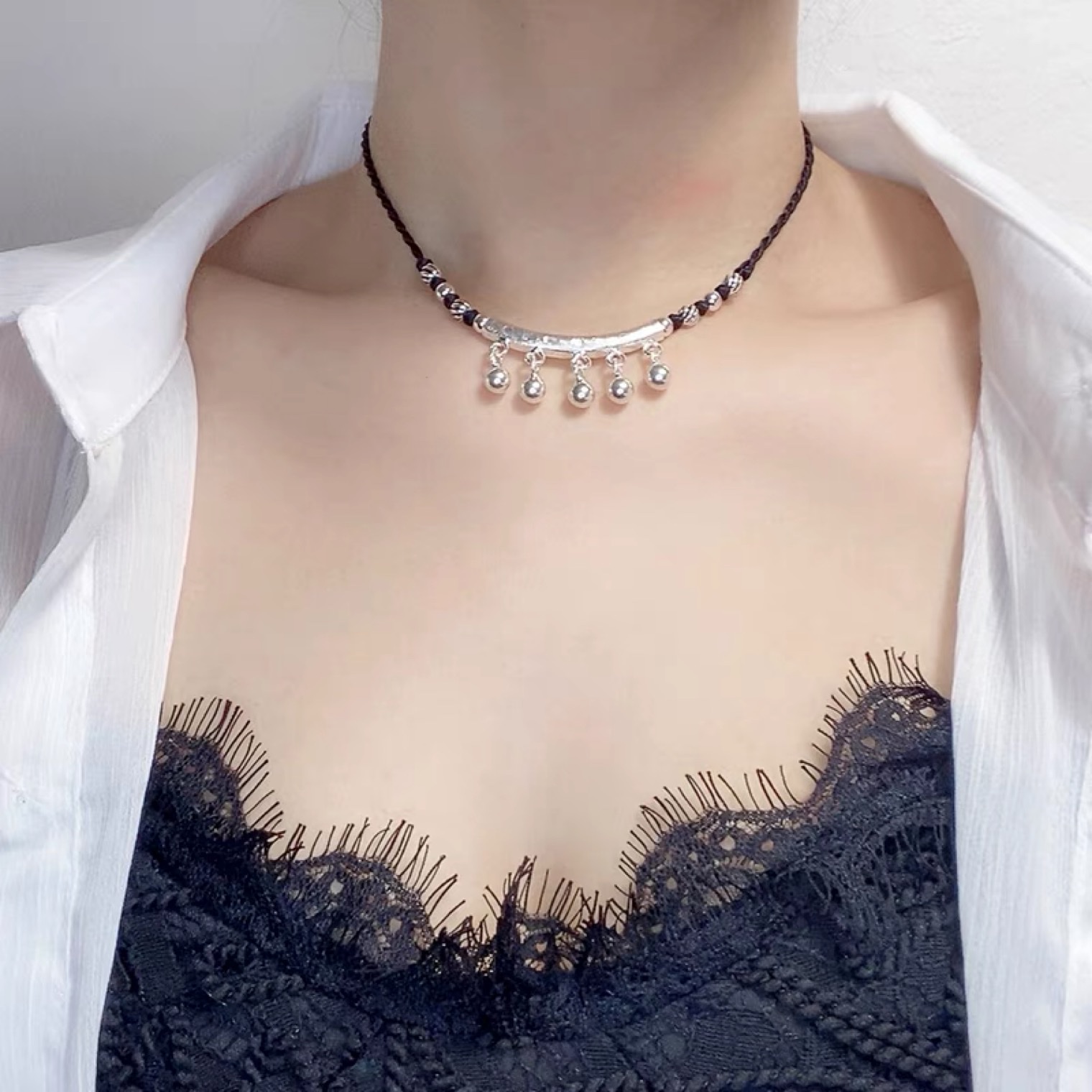 The design is a sensuous curved tube silver necklace with an Instagram cold style collarbone chain. It is made of 925 sterling silver and is a light luxury and niche scar-covering accessory