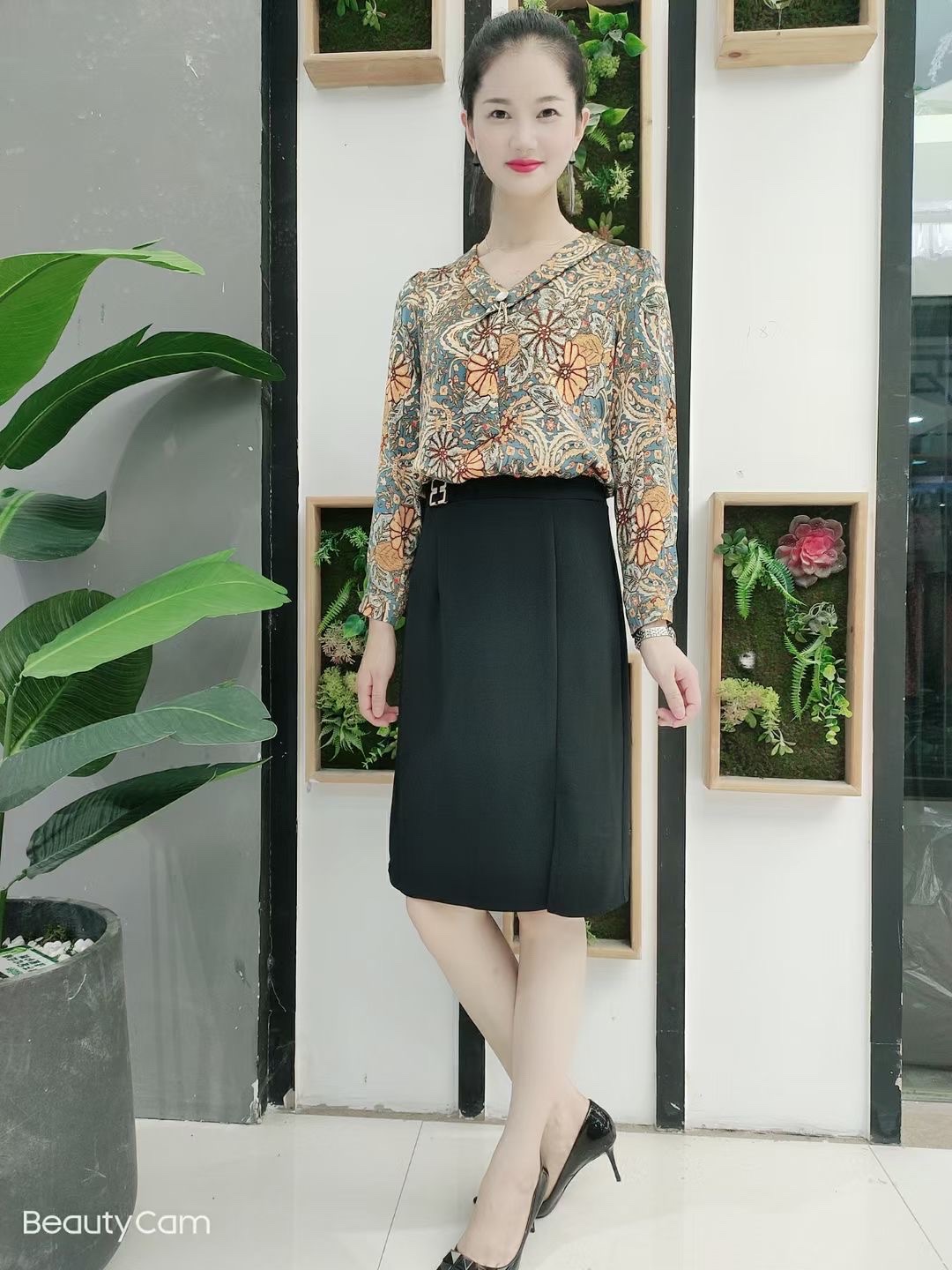 The top is flowery. details Picture