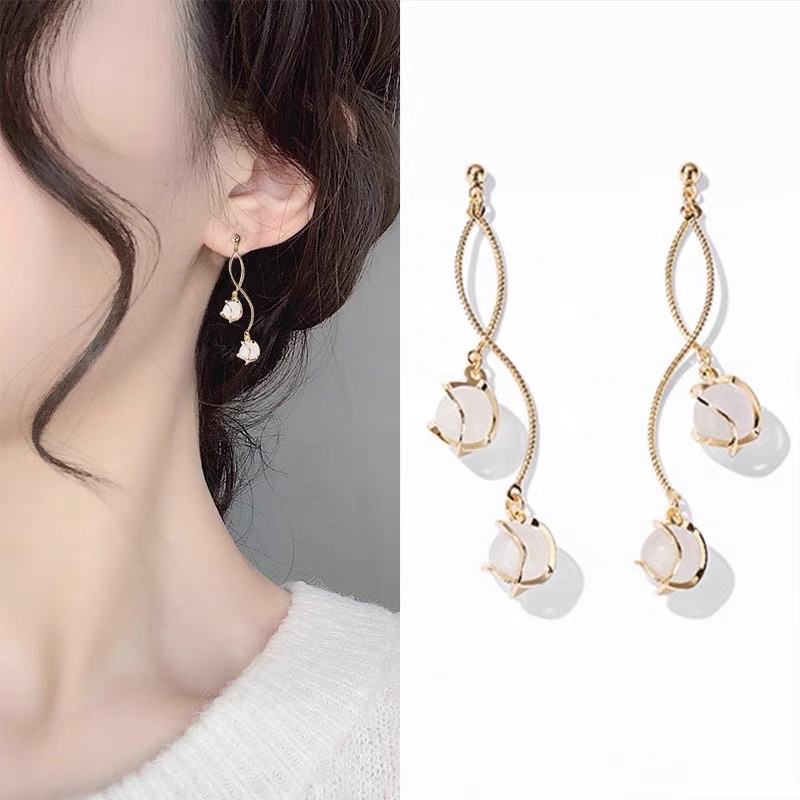 The new trendy earrings, long and high-end, exude a feminine charm and individuality. The French niche design of the earrings is trendy