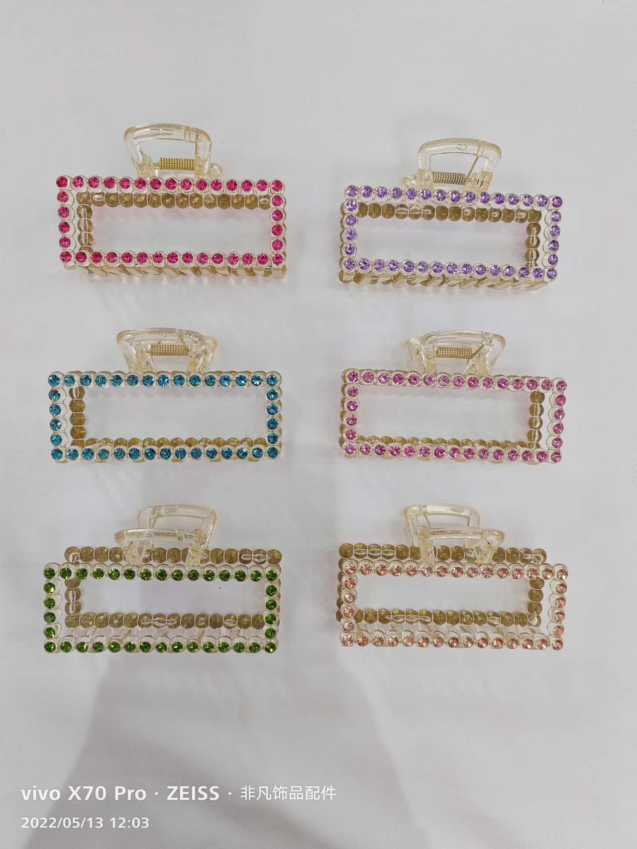 A large PS plastic hair clip, grab, head accessory and headwear with diamond dots Specification image