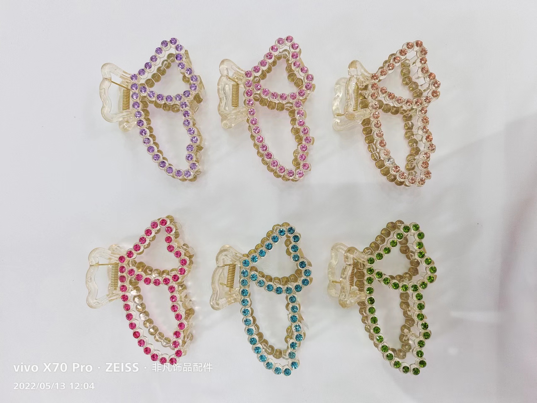 A large PS plastic hair clip, grab, head accessory and headwear with diamond dots Application Scenario