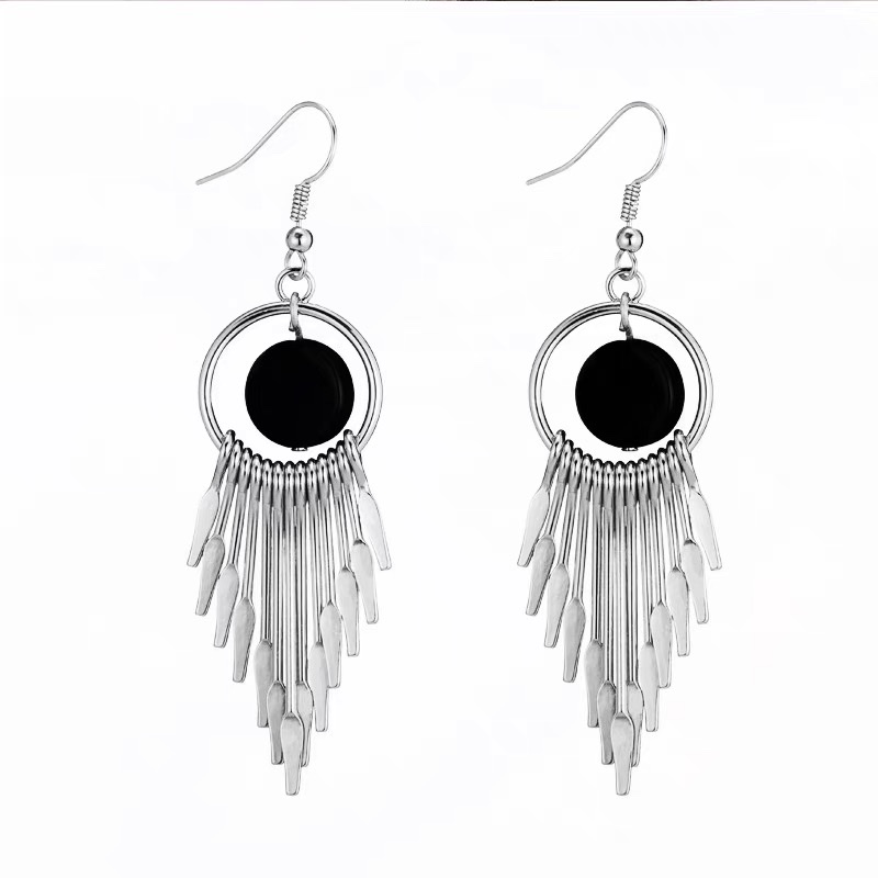 The new earrings are elegant, high-end, exaggerated and grand. The tassel earrings have a sense of design and are trendy