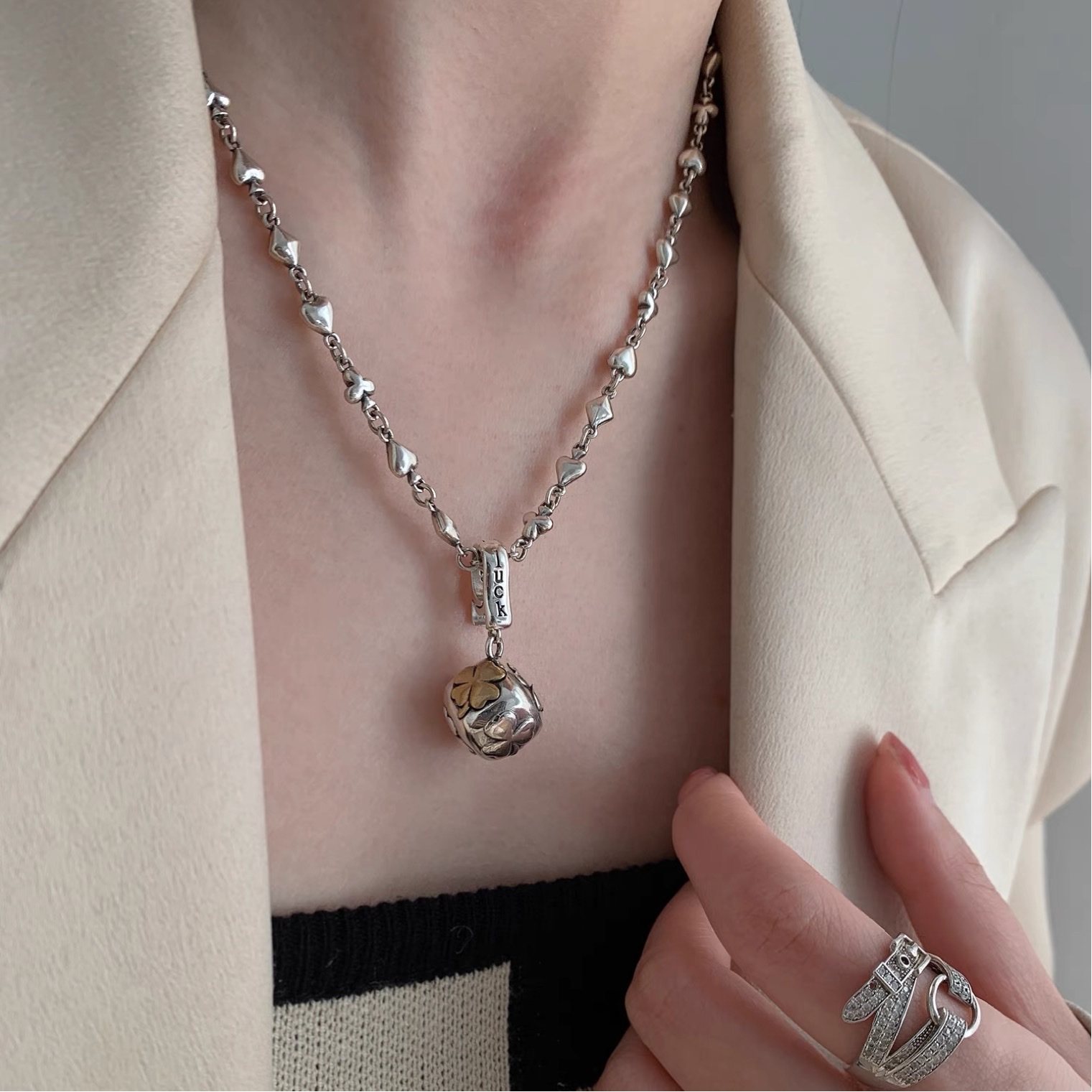 On May 13th, a new s925 sterling silver and gold contrasting color pendant for women's single pendant necklace was launched