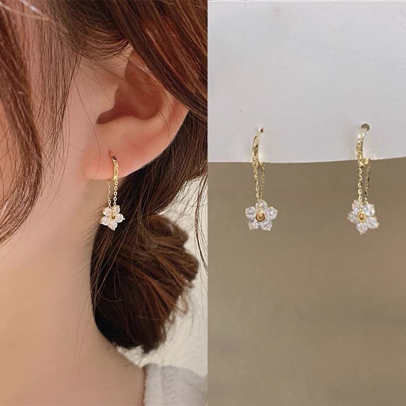 New earrings with feminine charm, niche design, floral ear buckles, fresh and unique, 20 trends