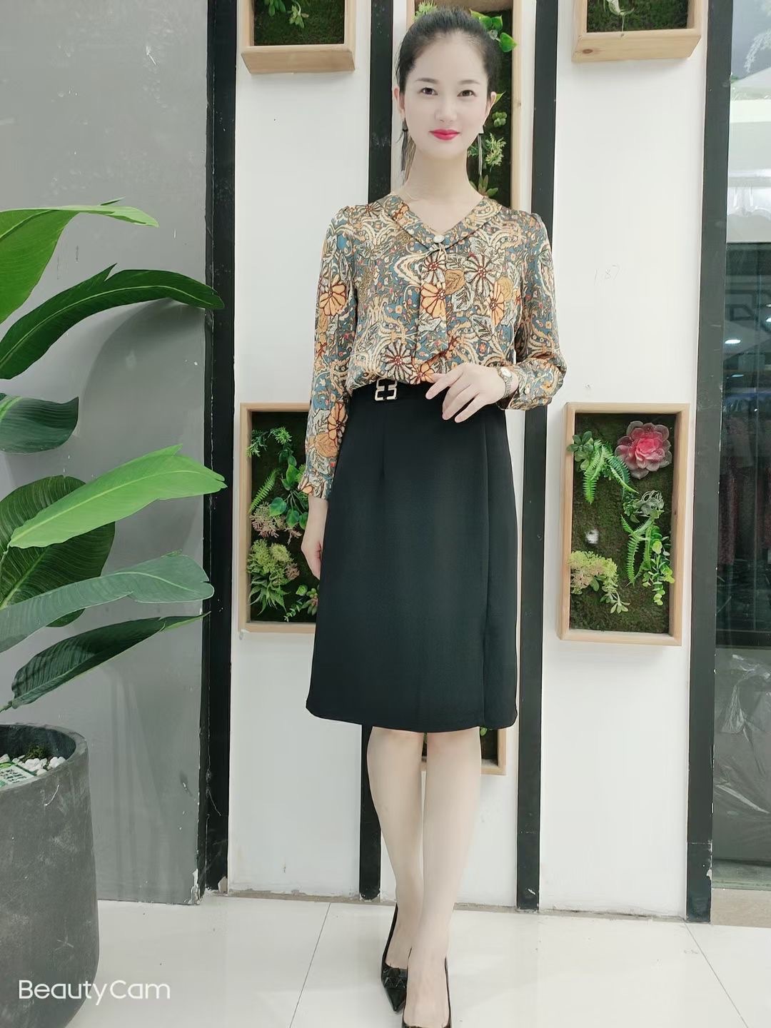 The top is flowery. Specification image