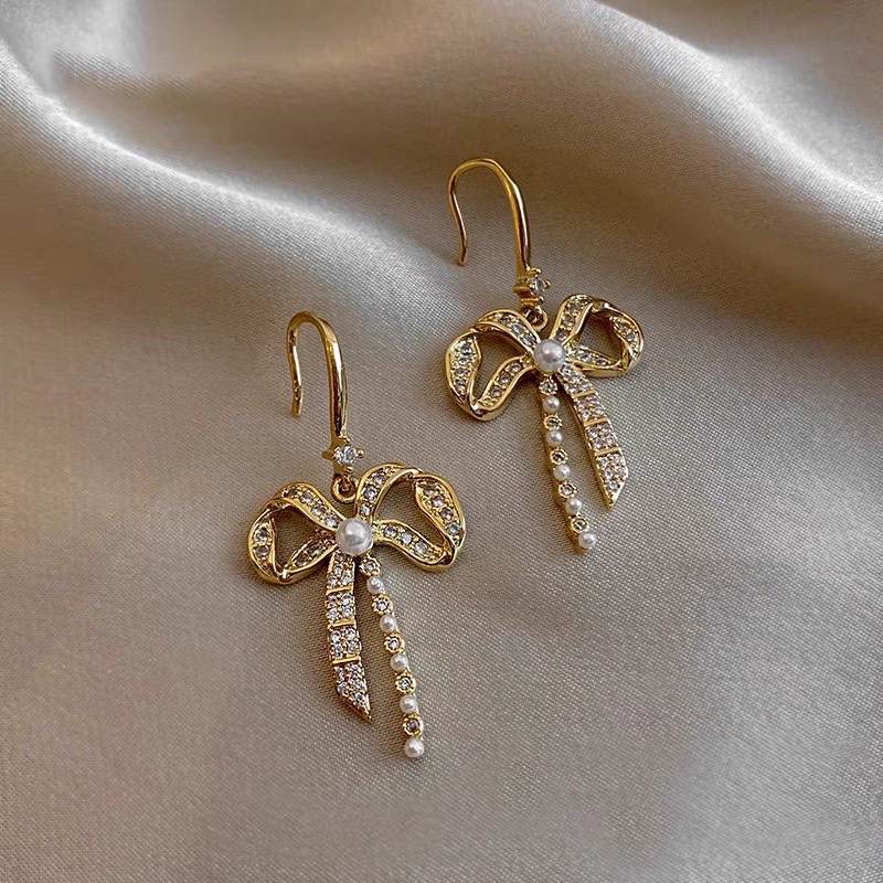 New earrings for women, with a light luxury style, high-end and trendy stud earrings and tassels