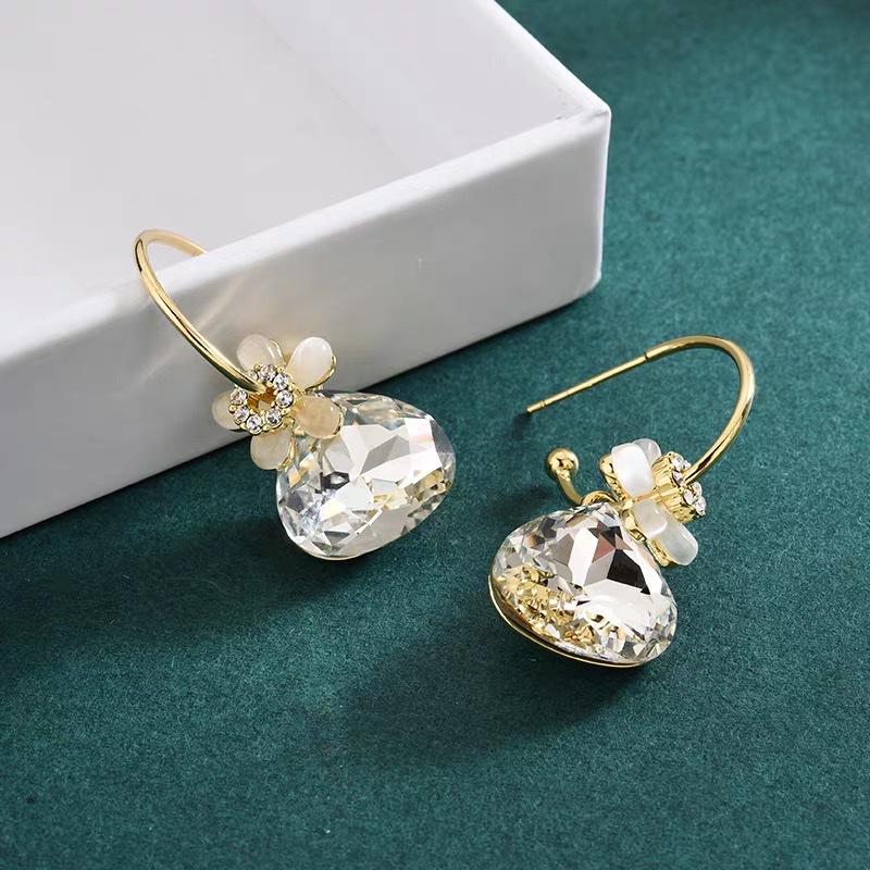 Brilliant and elegant earrings, Korean fashion earrings, women's personality, trendy, internet-famous earrings, a sense of high-end