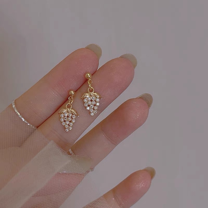 The small grape earrings are small, simple, elegant and sweet earrings for women