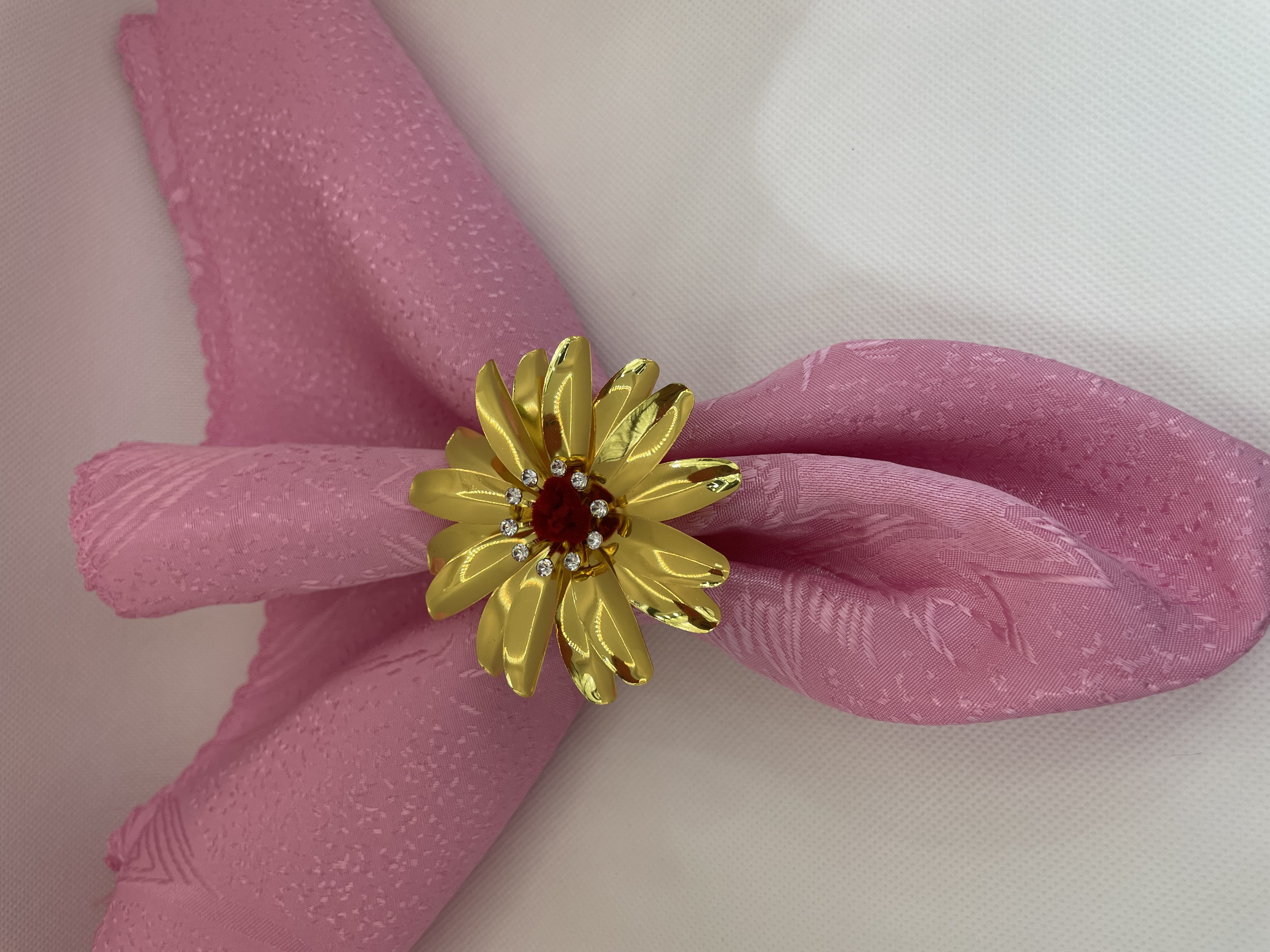 Anillo de servilleta de gamuza pequeña rosa, adornos, adornos decorativos para la mesa de mesa de boda del hotel. Specification image