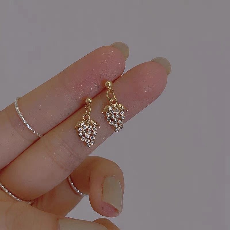 The small grape earrings are small, simple, elegant and sweet earrings for women details Picture