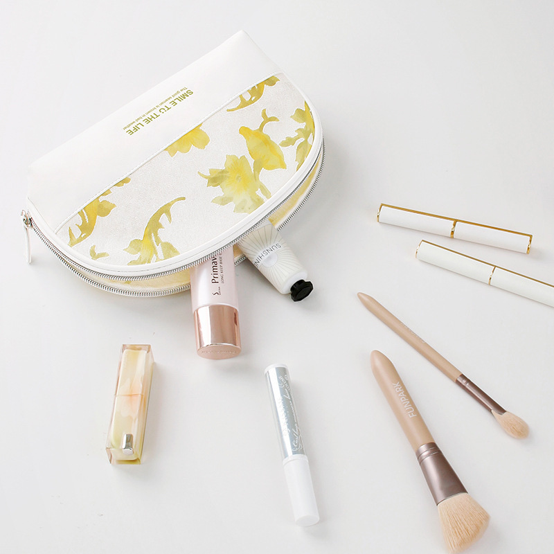 New hidden flower semi-circular makeup bag, travel makeup bag, waterproof storage bag, business trip toiletries bag, cosmetics storage bag Application Scenario