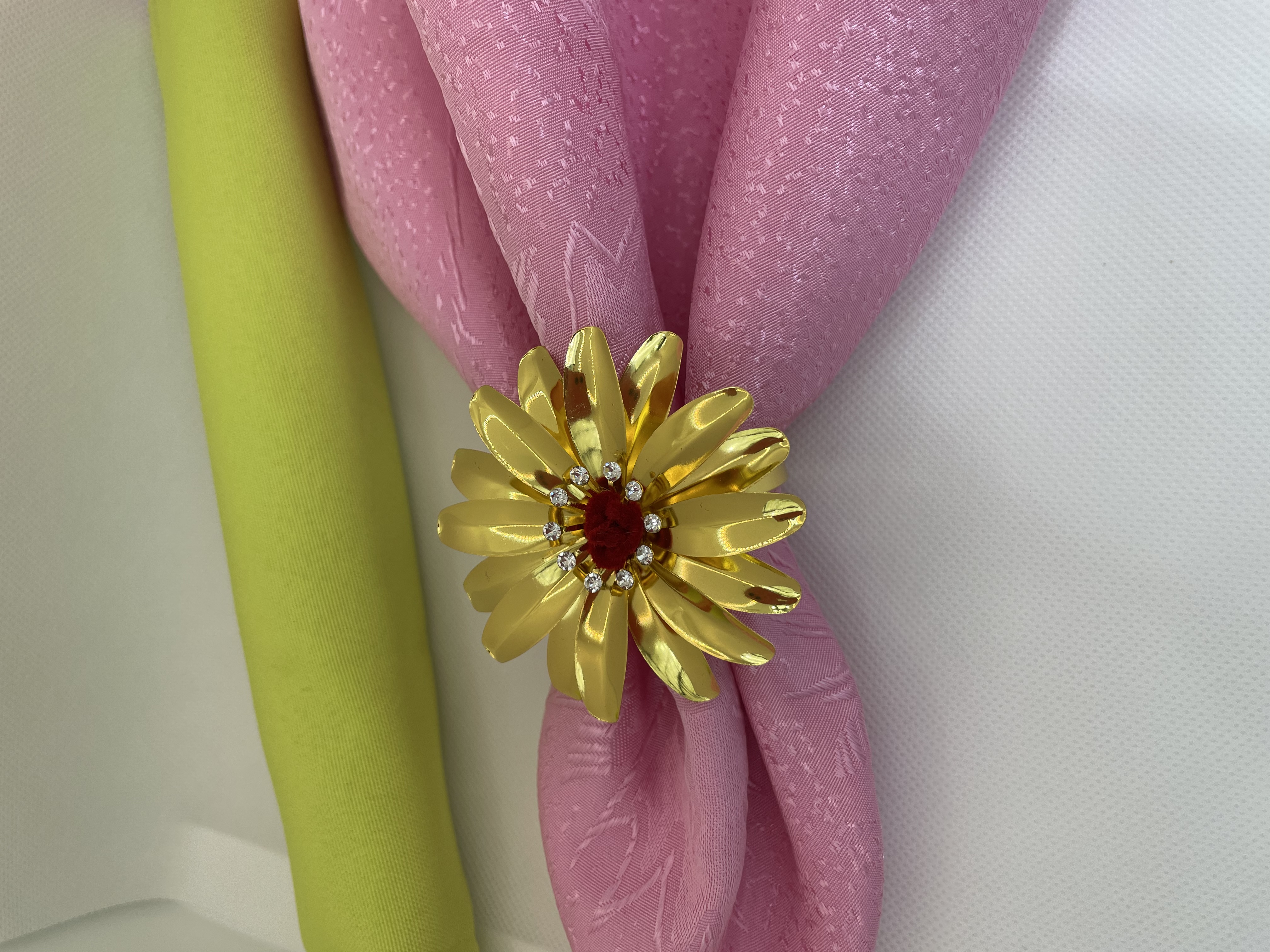 Anillo de servilleta de gamuza pequeña rosa, adornos, adornos decorativos para la mesa de mesa de boda del hotel. Application Scenario