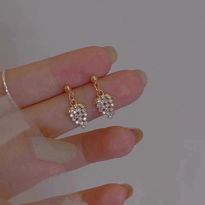 The small grape earrings are small, simple, elegant and sweet earrings for women Specification image