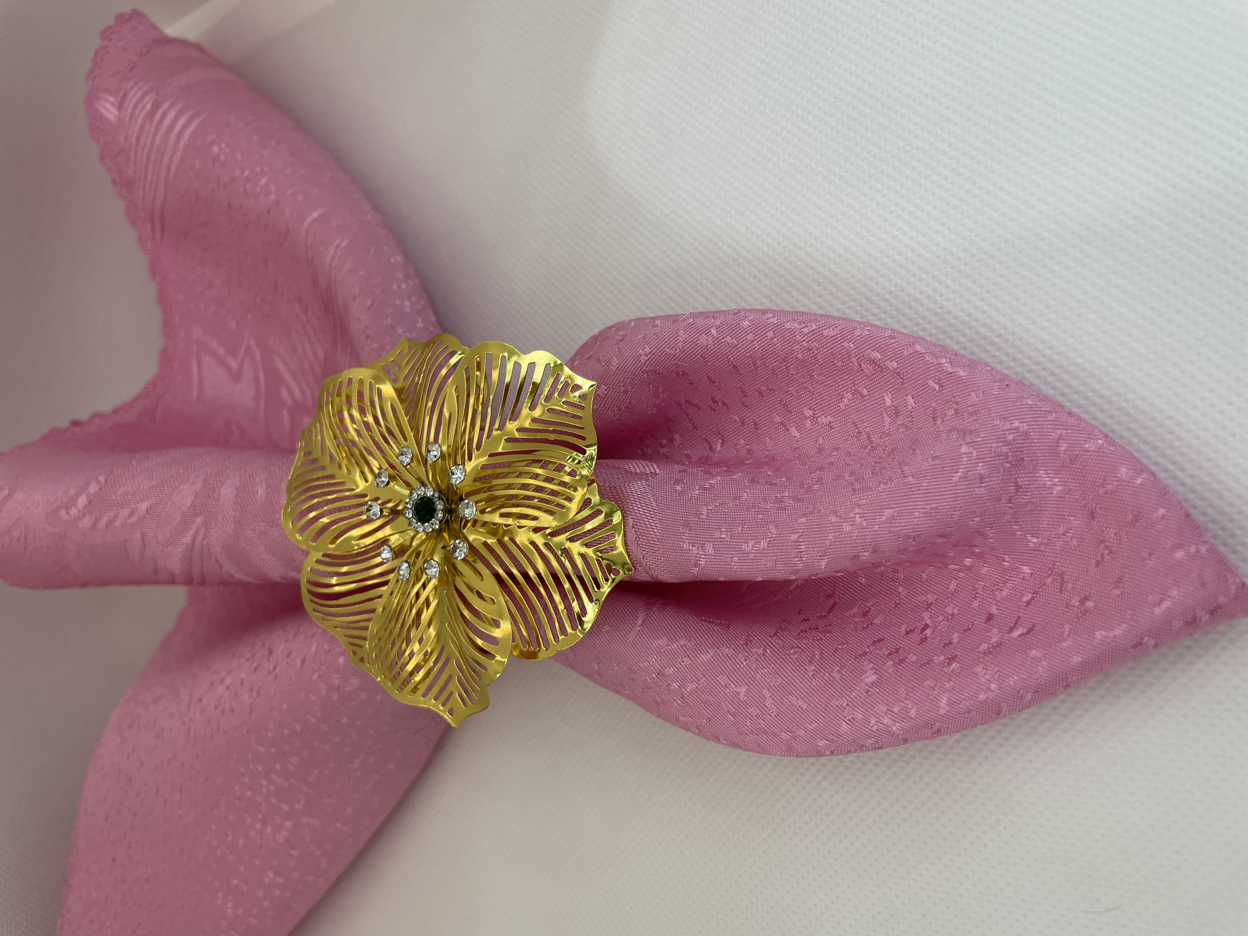 Hollowed-out double large-leaf napkin rings, accessories, and table decorations for hotel wedding dinner plates.
