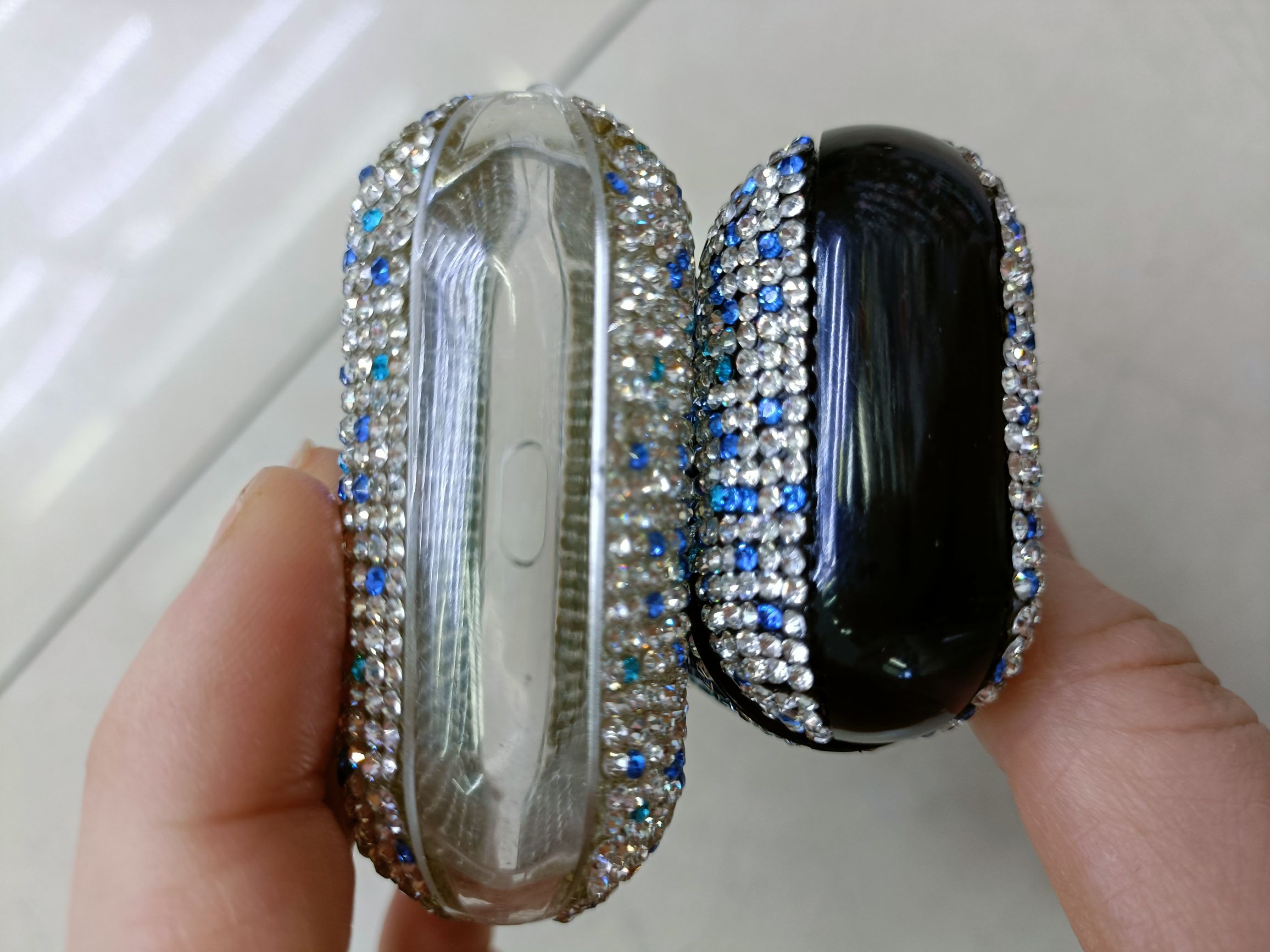 Diamond-encrusted Bluetooth headphone case Application Scenario