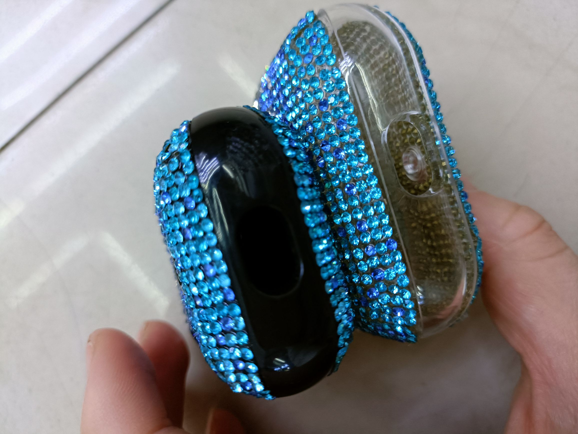 Diamond-encrusted Bluetooth headphone case details Picture