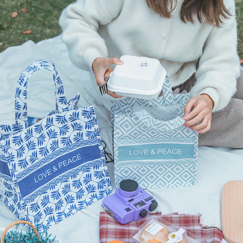 New convenient bento bags, hand-held rice bags, large-capacity lunch box bags, patterned hand-held lunch box bags, factory wholesale Application Scenario
