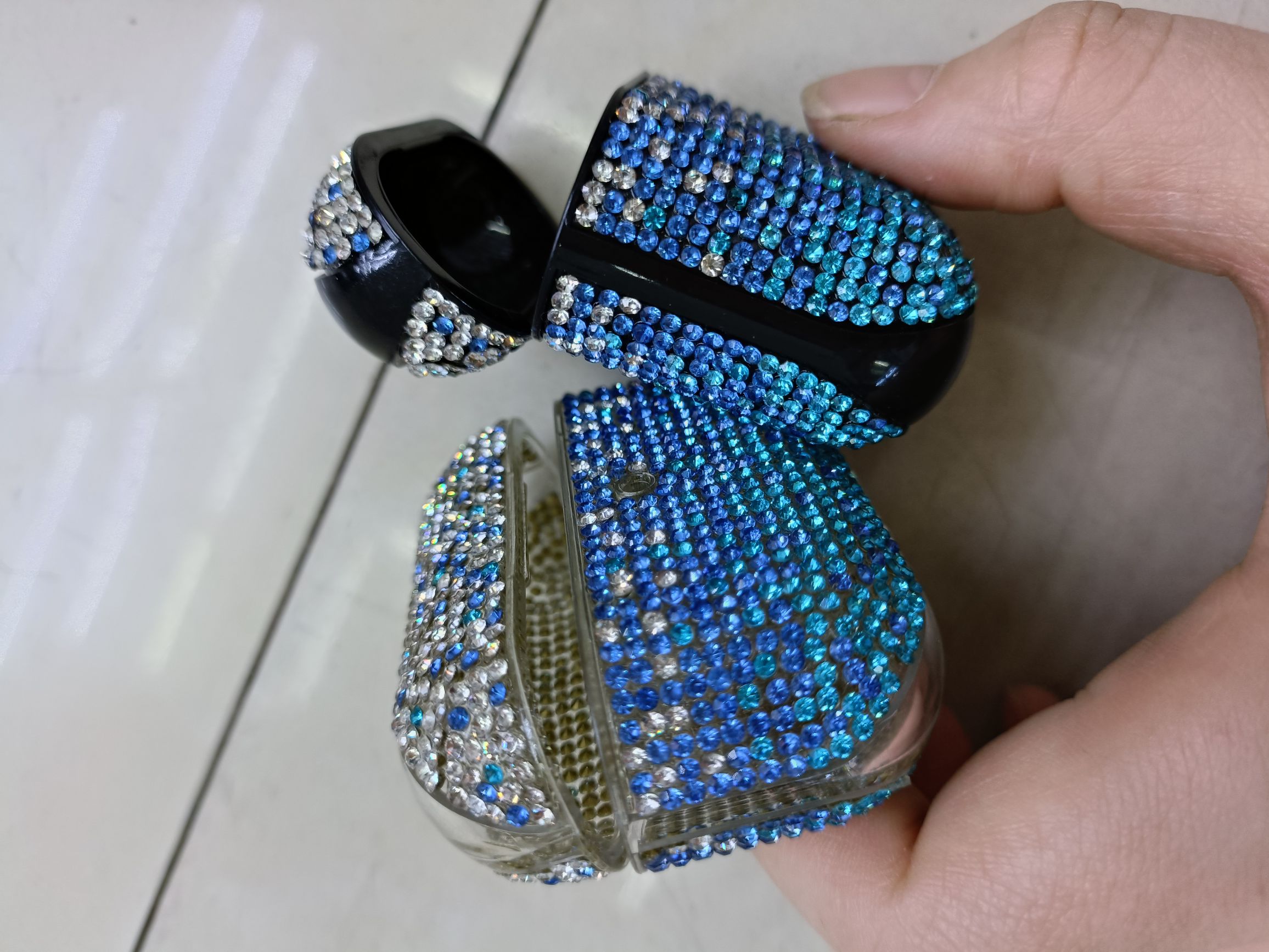 Diamond-encrusted Bluetooth headphone case detail image 5