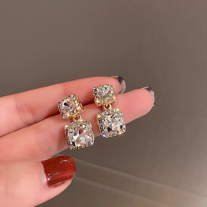 Elegant and charming ~ Square rhinestone stud earrings for women, small and exquisite earrings, elegant and cold earrings