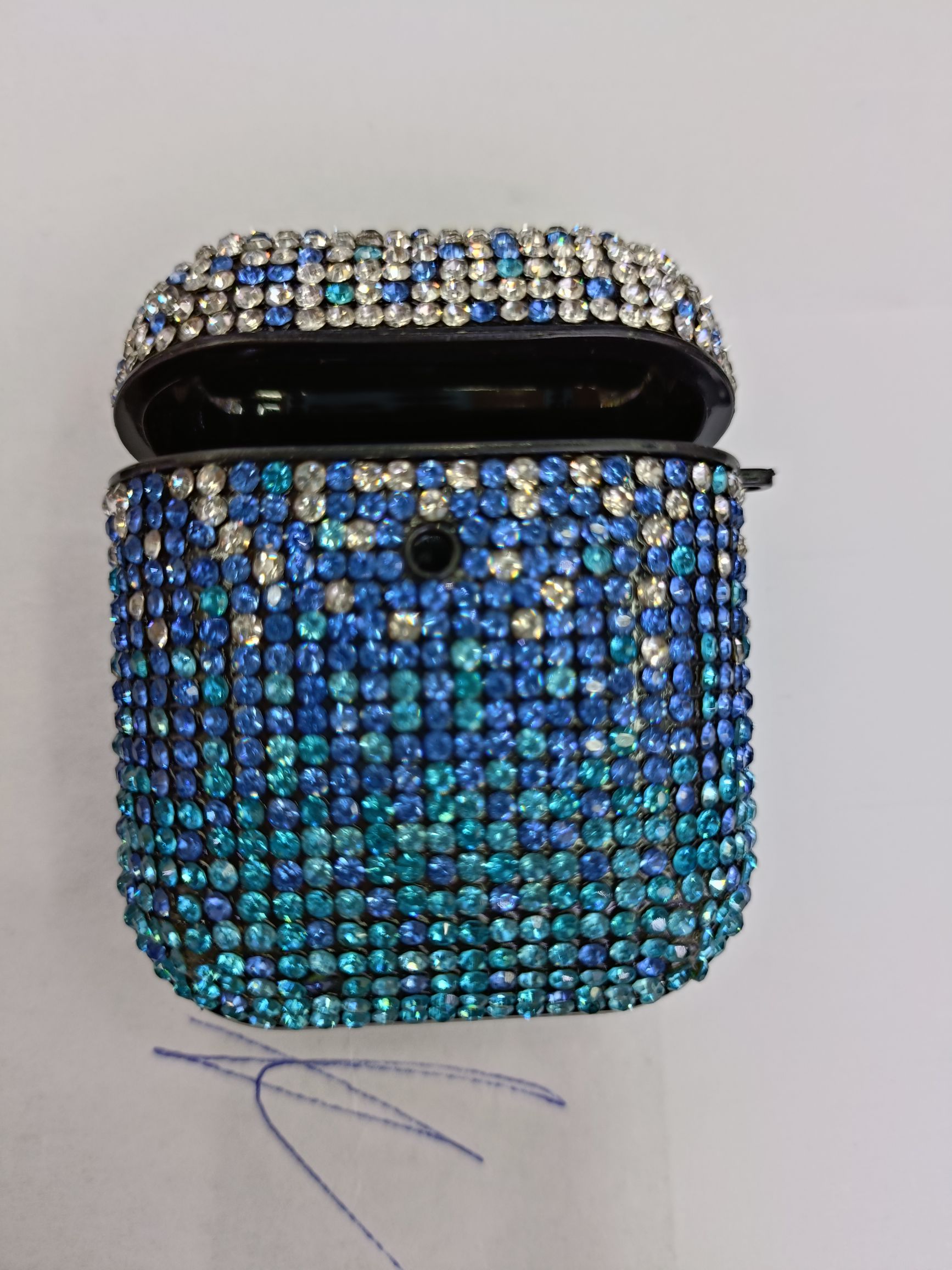 Diamond-encrusted Bluetooth headphone case detail image 10