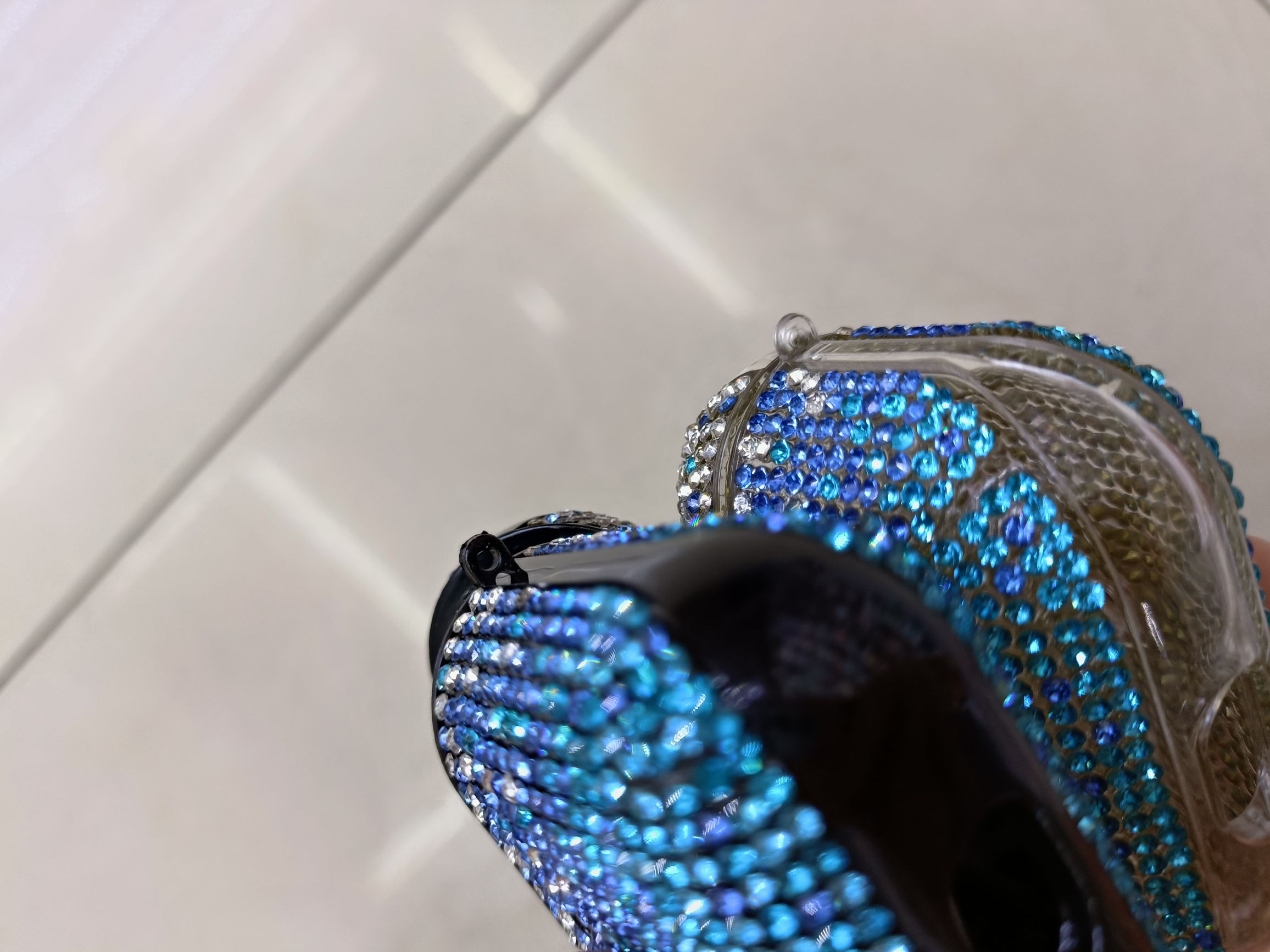 Diamond-encrusted Bluetooth headphone case detail image 3