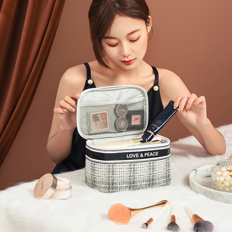 Xiaoxiangfeng series makeup bags, large-capacity hand-held makeup bags, cosmetics storage bags, makeup bag consignment Application Scenario